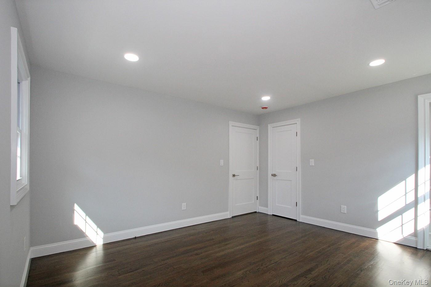 16 Eleanor Road, Plainview, NY 11803