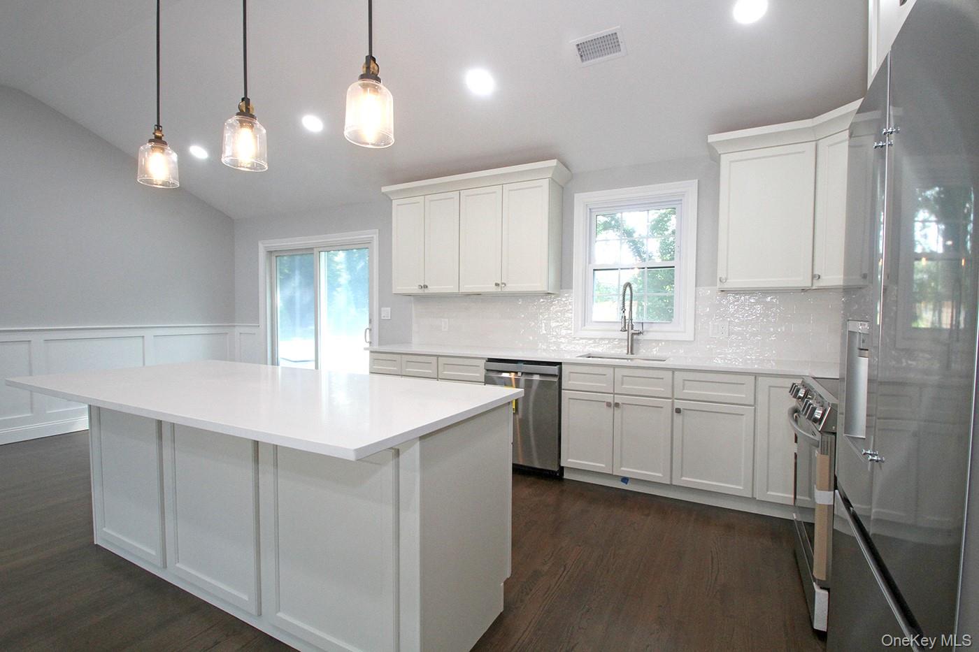 16 Eleanor Road, Plainview, NY 11803