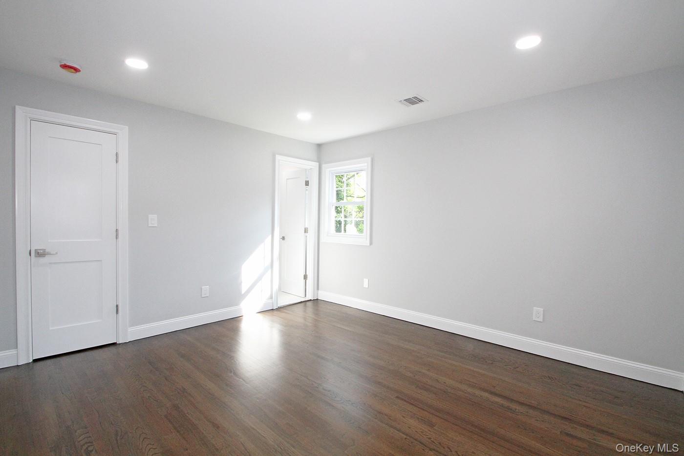 16 Eleanor Road, Plainview, NY 11803