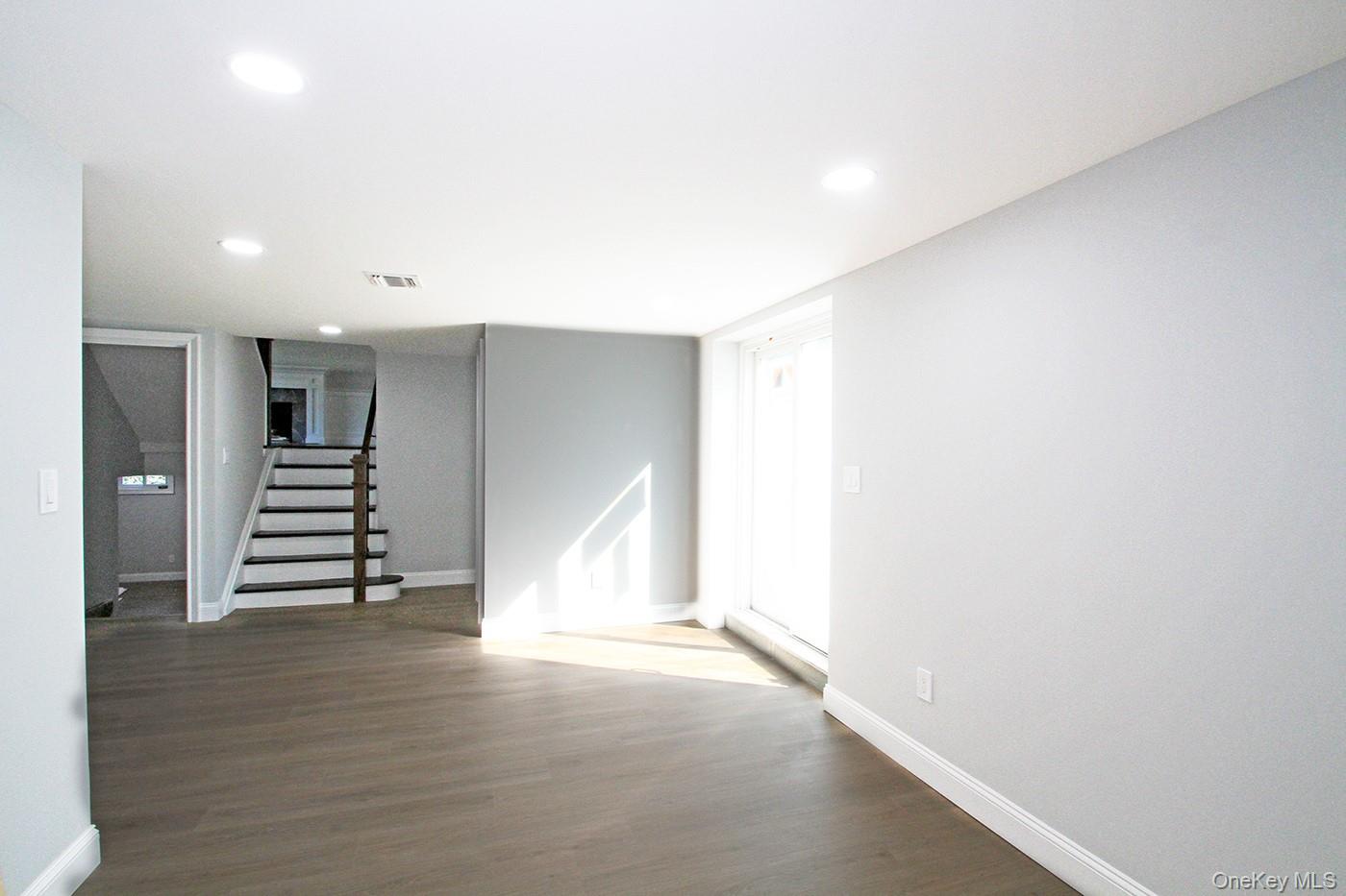 16 Eleanor Road, Plainview, NY 11803