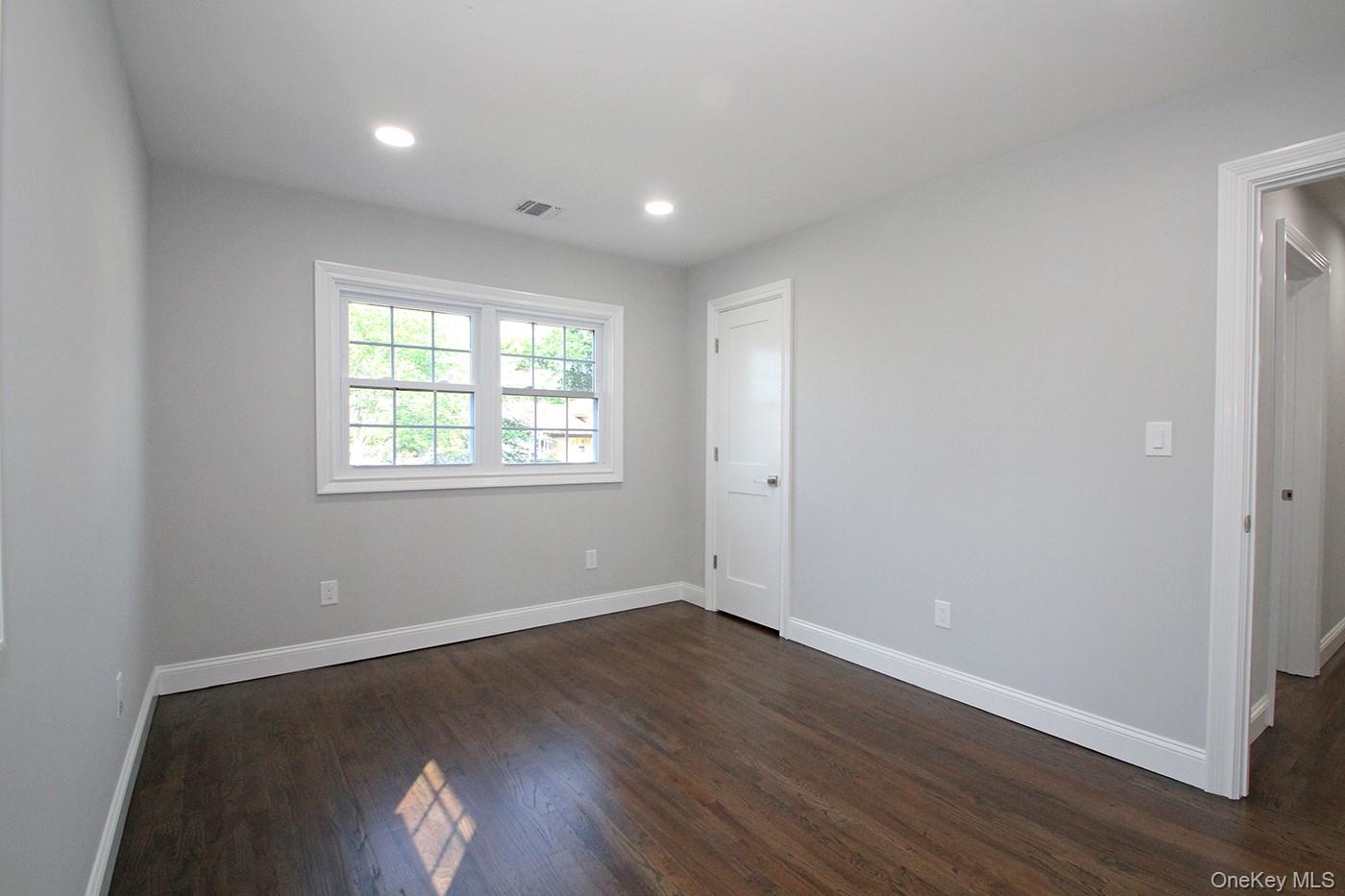 16 Eleanor Road, Plainview, NY 11803