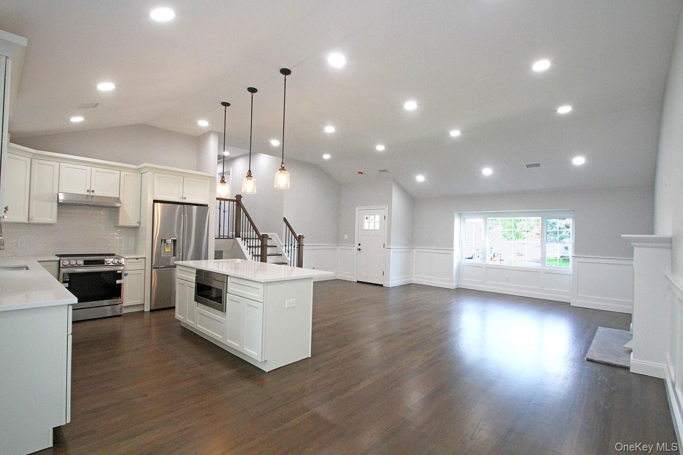 16 Eleanor Road, Plainview, NY 11803