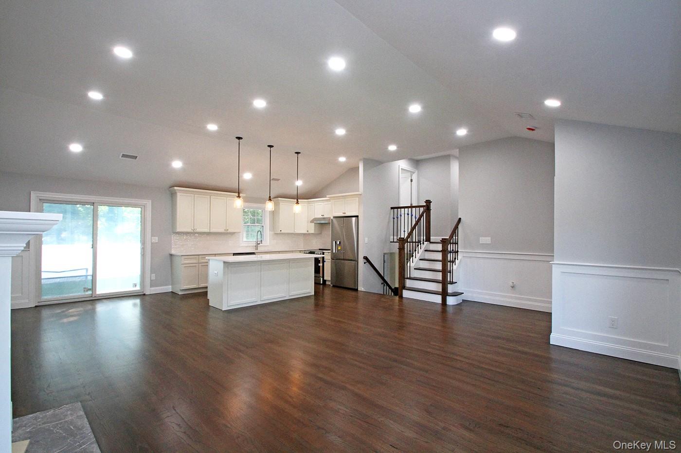 16 Eleanor Road, Plainview, NY 11803