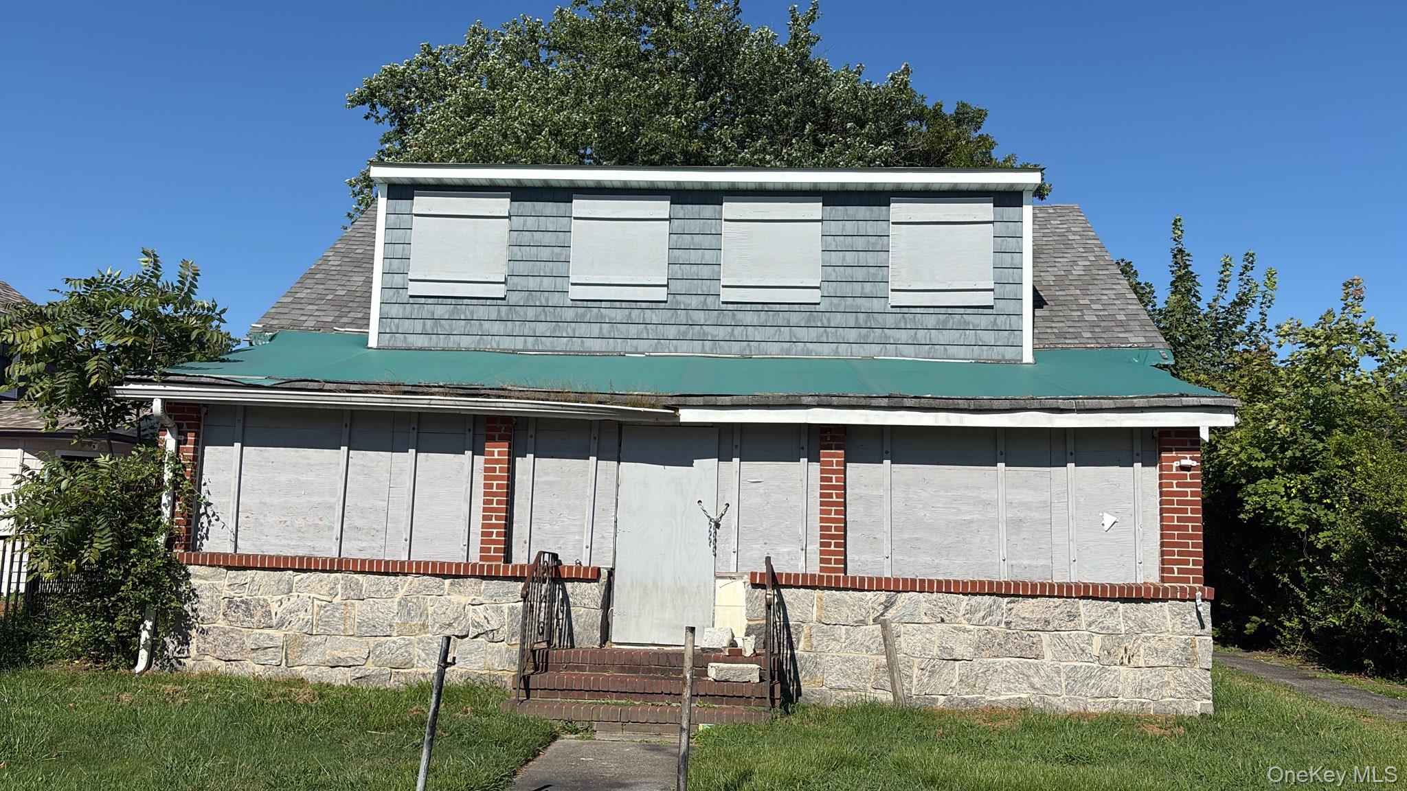 125 S Clinton Avenue, Bay Shore, NY 11706