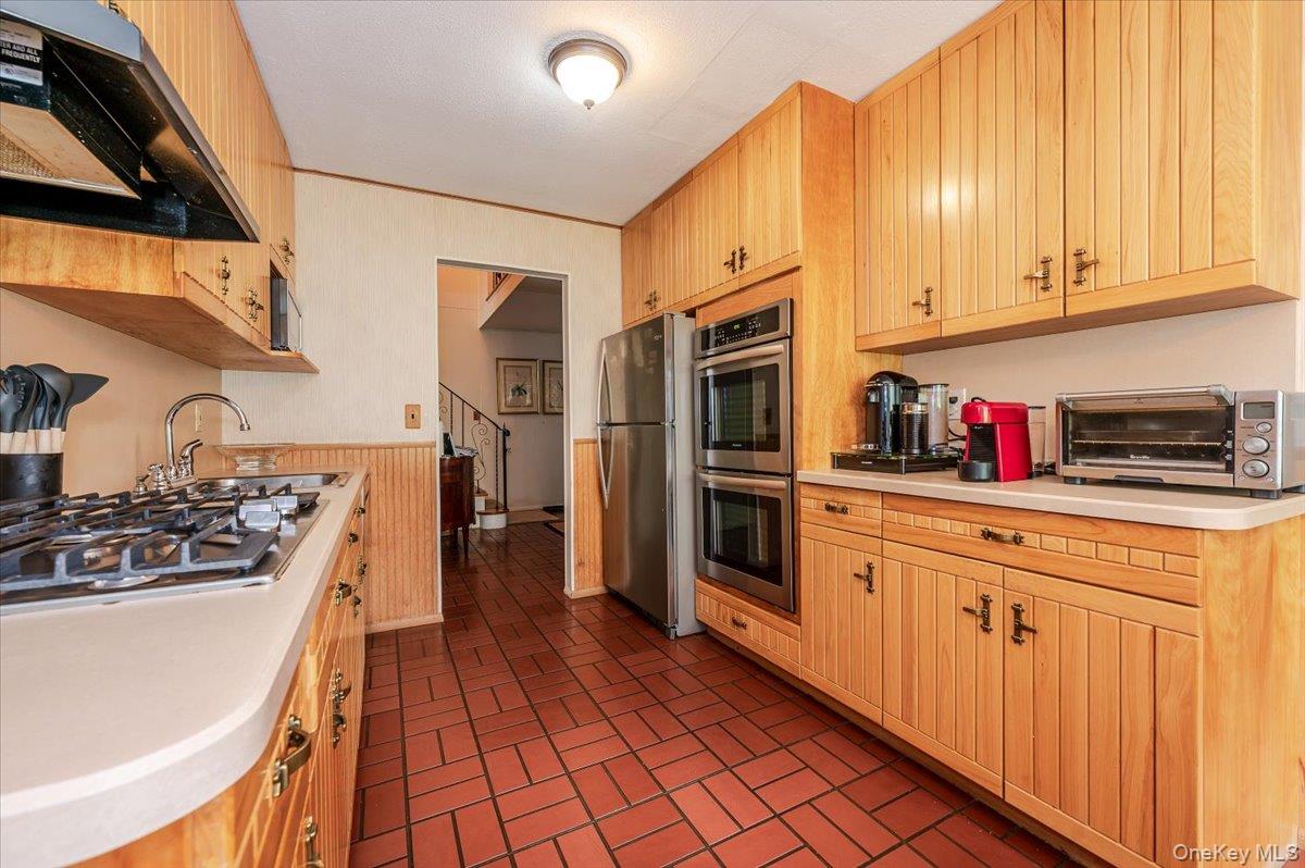 77 Tioga Avenue, Atlantic Beach, NY 11509