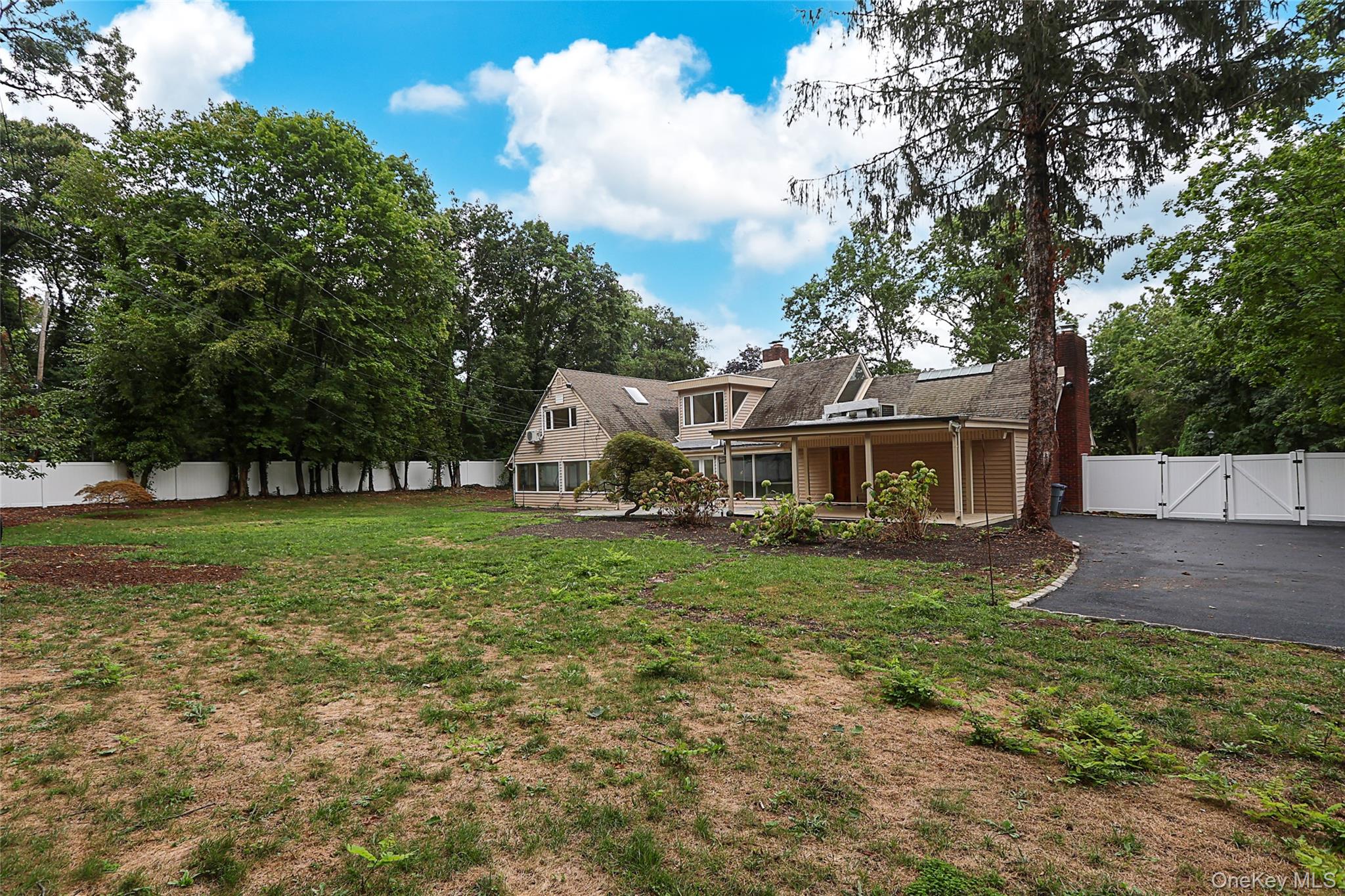 81 Carriage Lane, Roslyn Heights, NY 11577