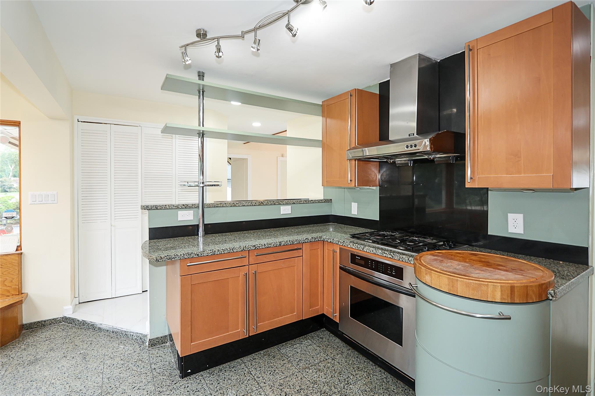 81 Carriage Lane, Roslyn Heights, NY 11577