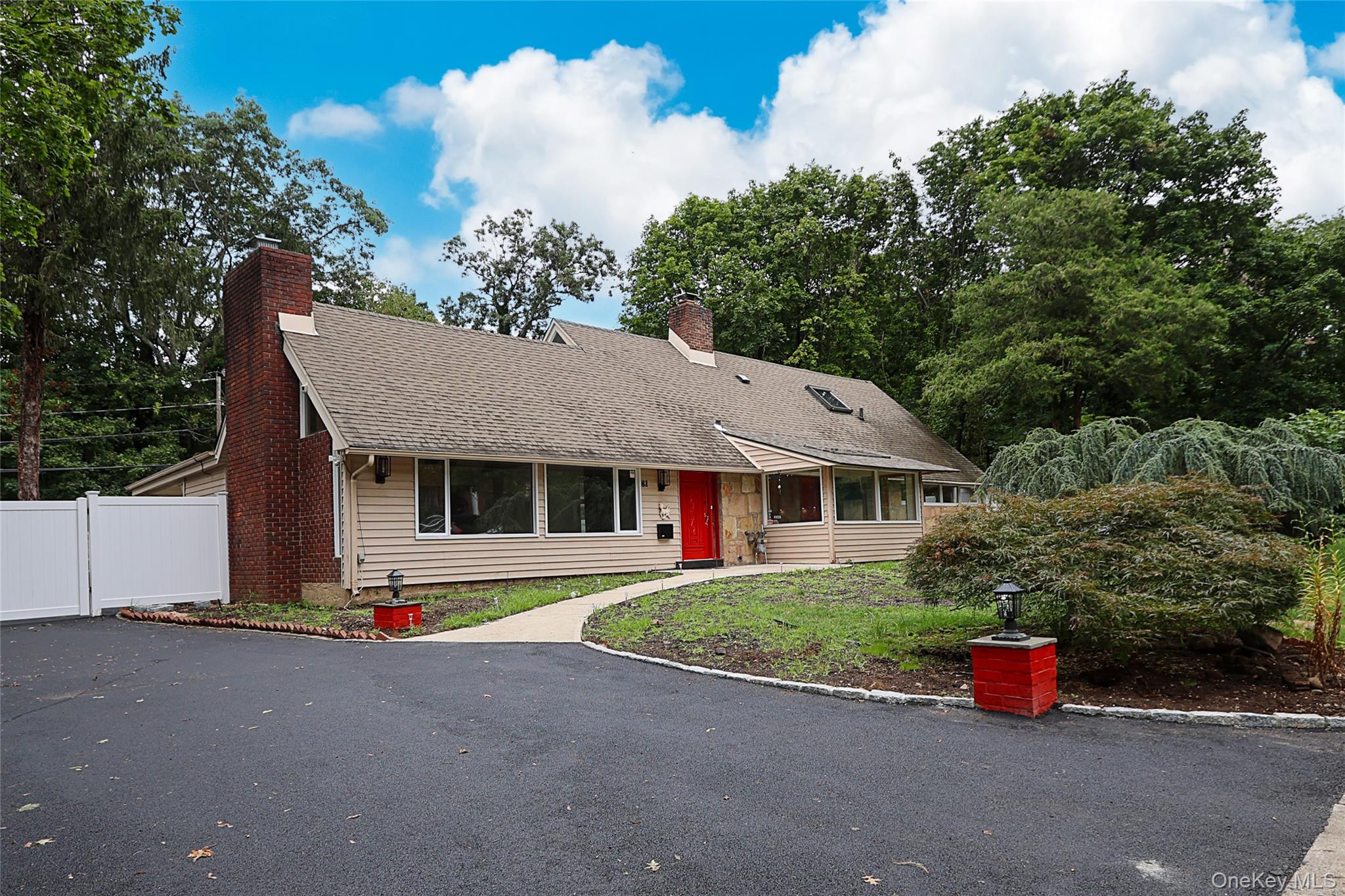 81 Carriage Lane, Roslyn Heights, NY 11577