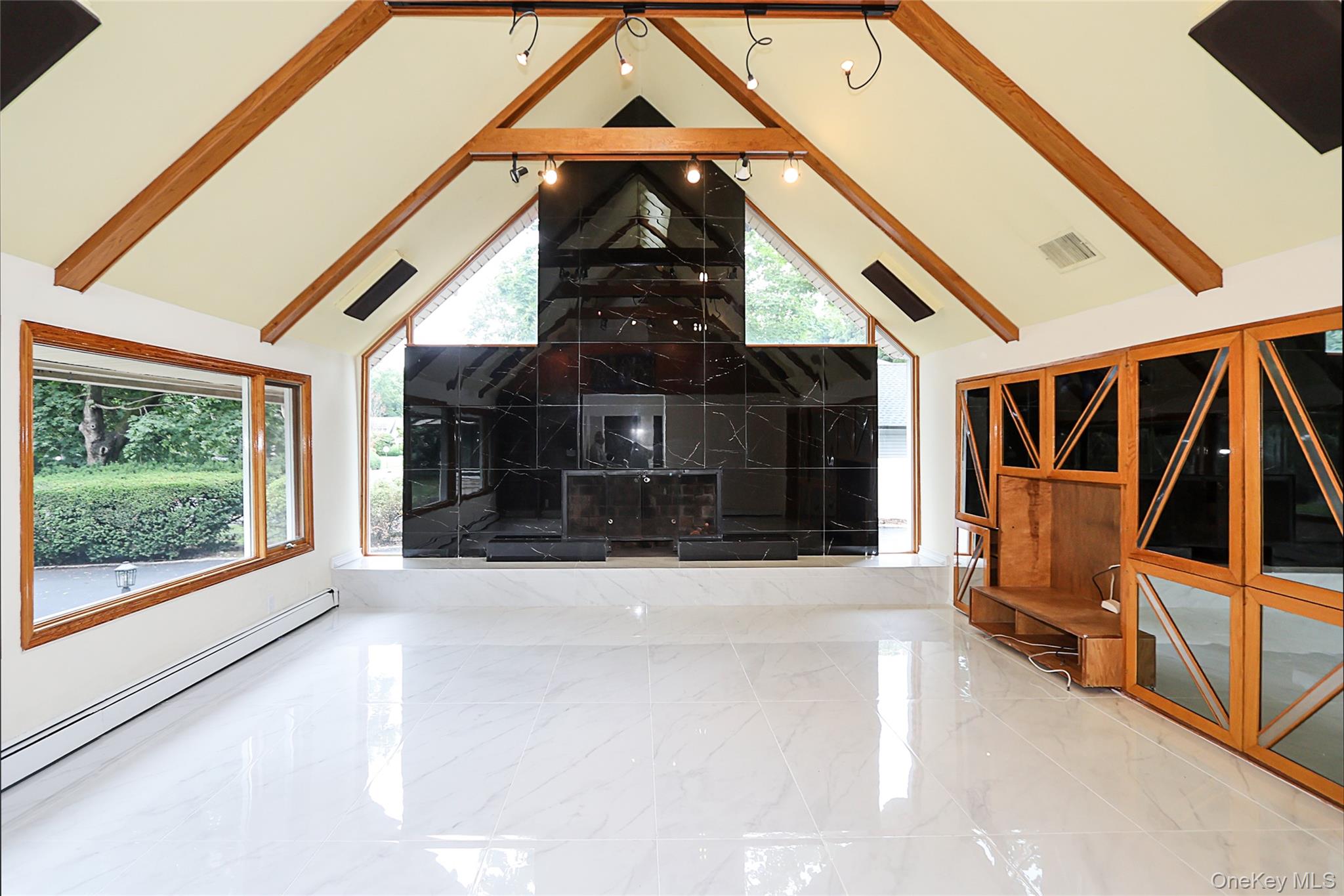 81 Carriage Lane, Roslyn Heights, NY 11577