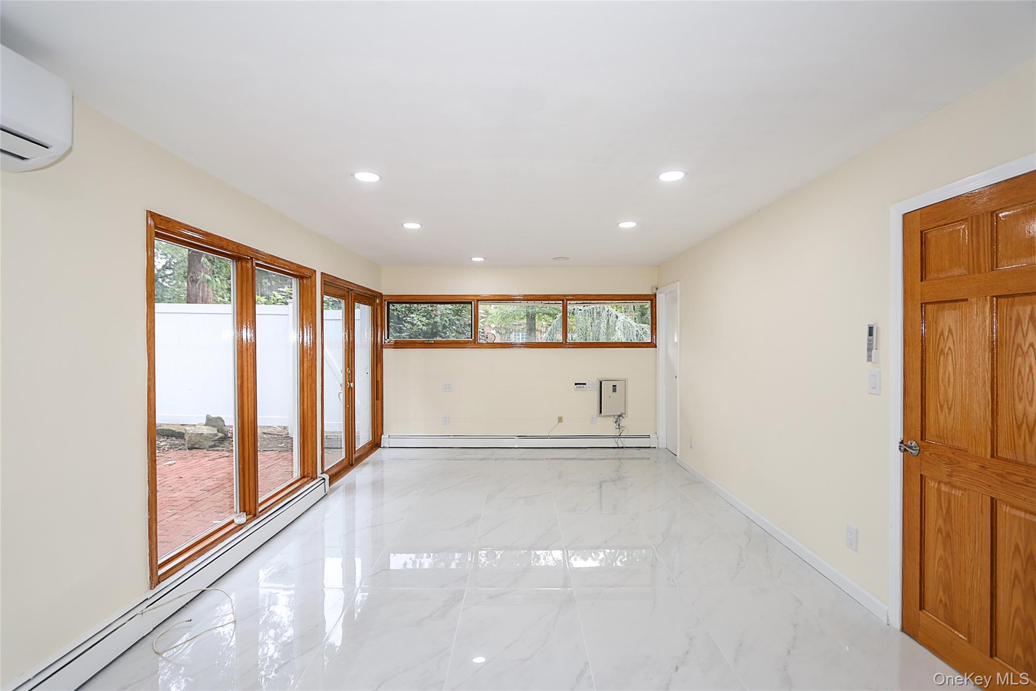 81 Carriage Lane, Roslyn Heights, NY 11577