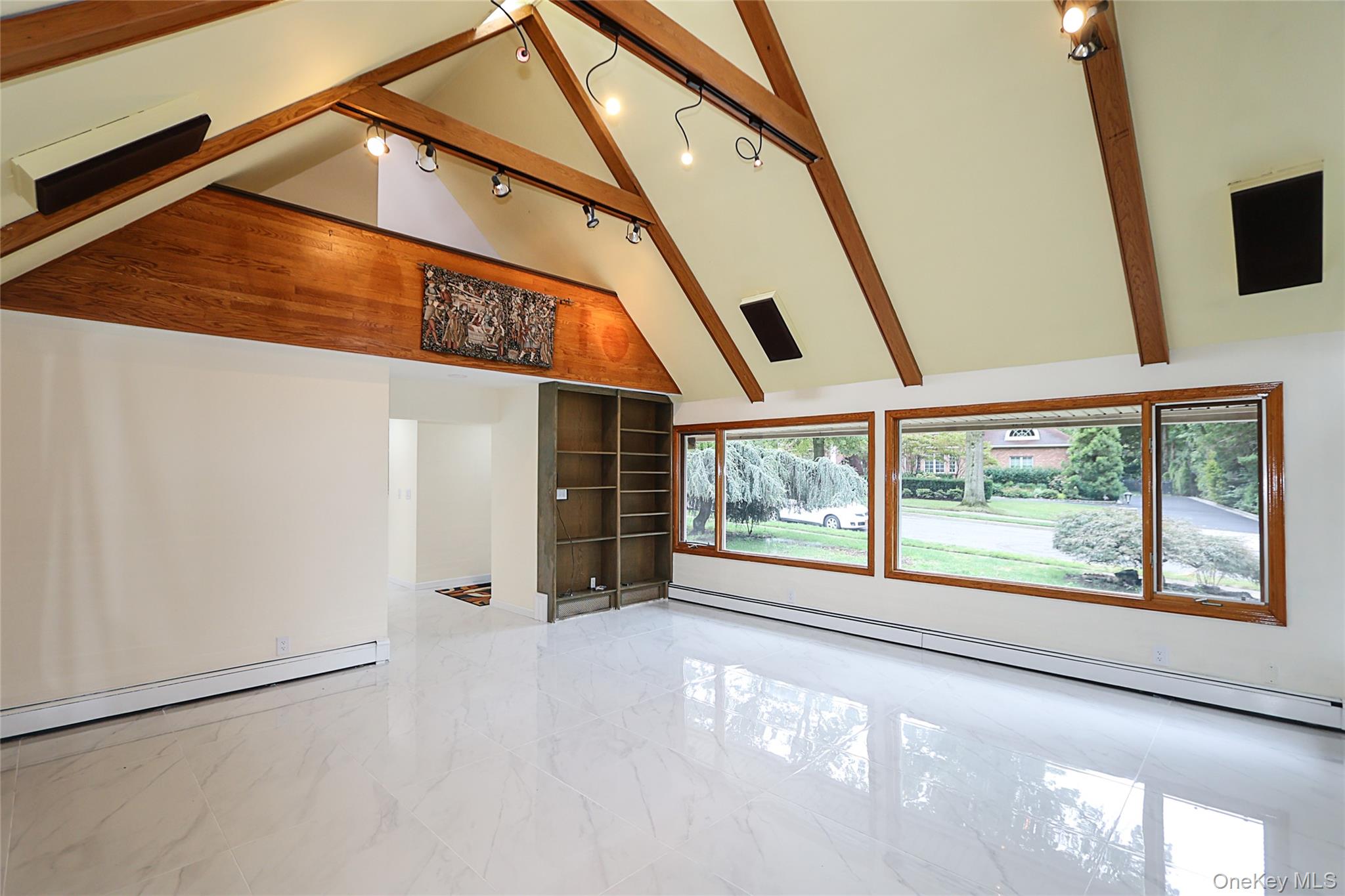 81 Carriage Lane, Roslyn Heights, NY 11577