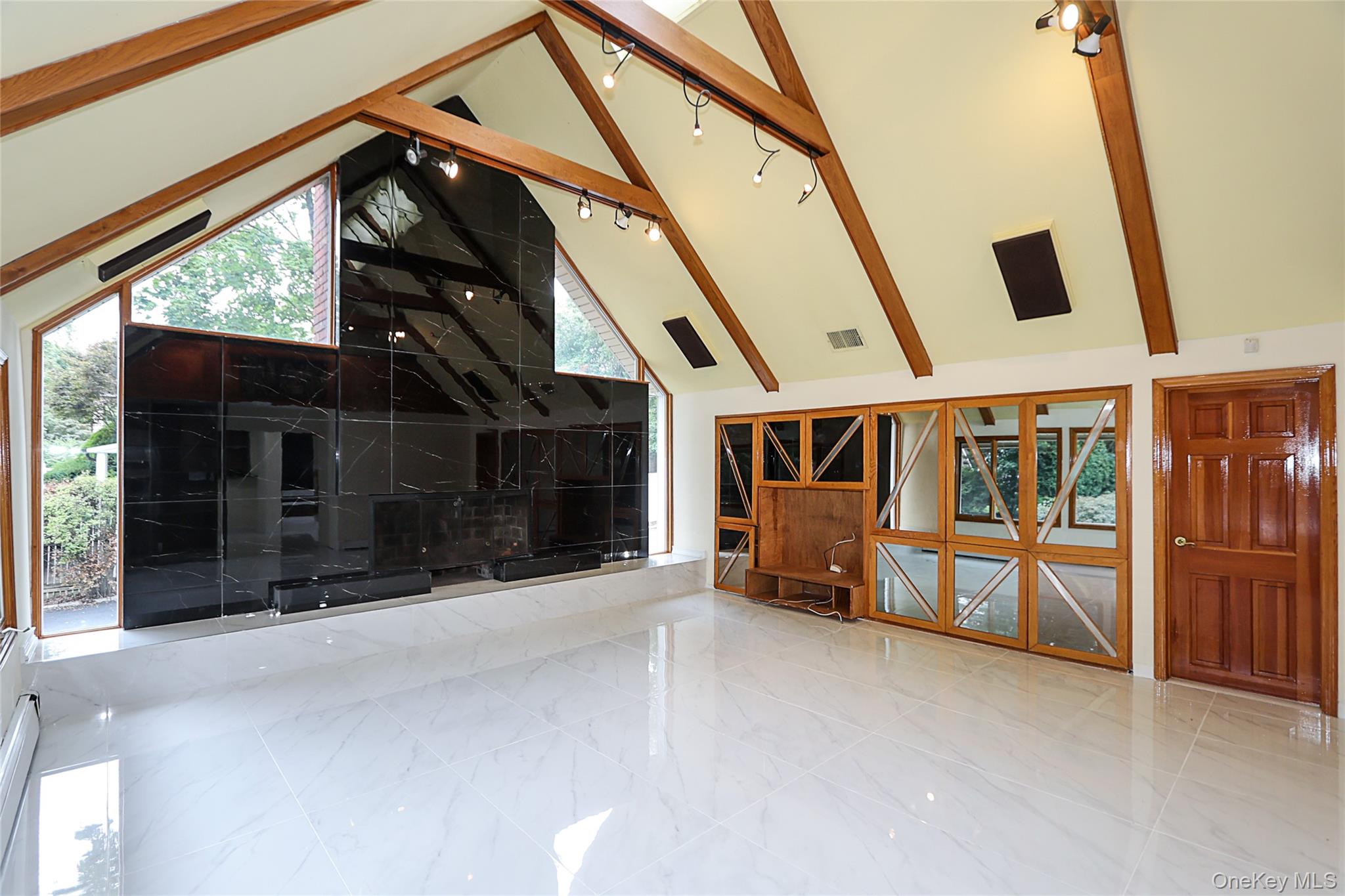 81 Carriage Lane, Roslyn Heights, NY 11577