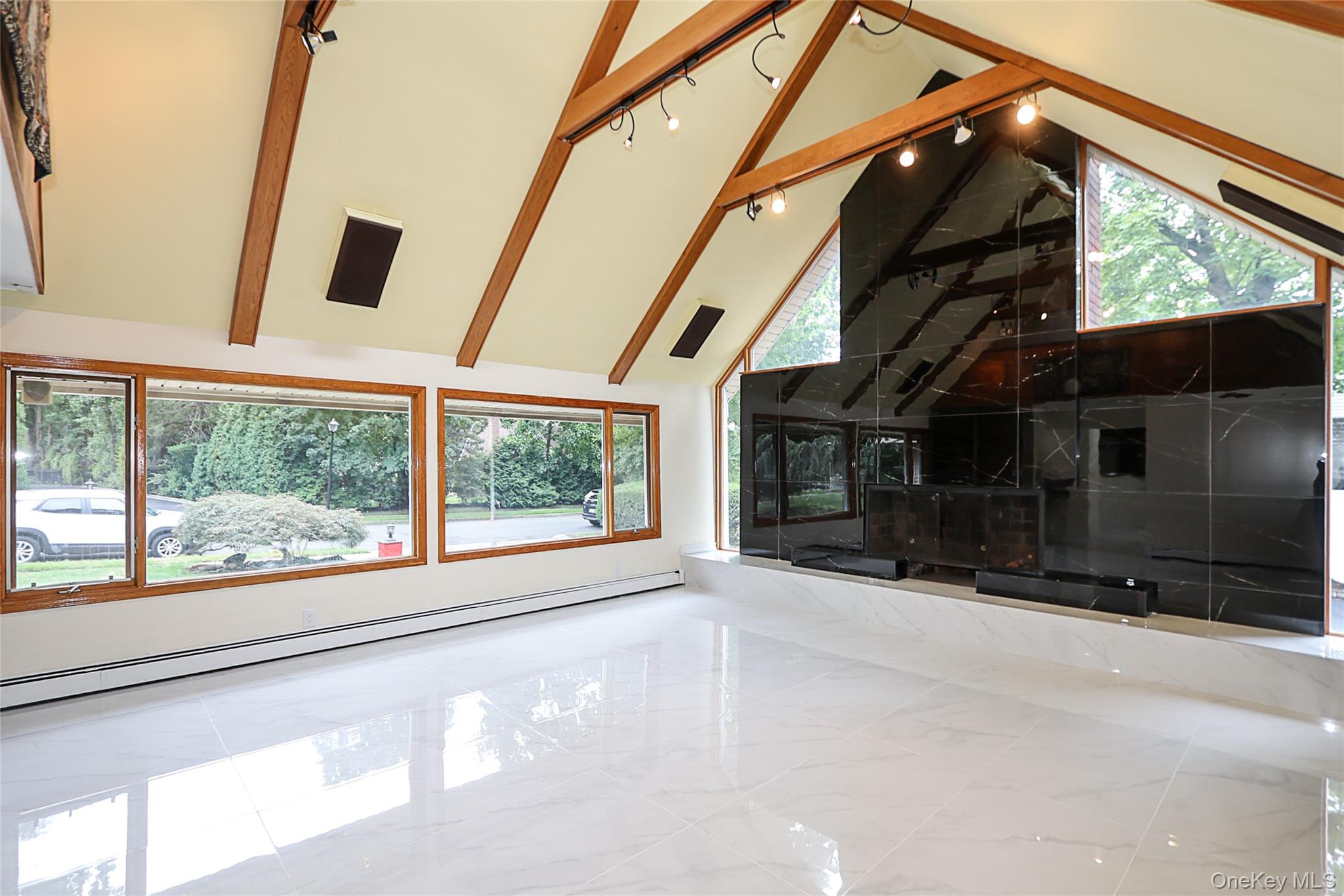 81 Carriage Lane, Roslyn Heights, NY 11577