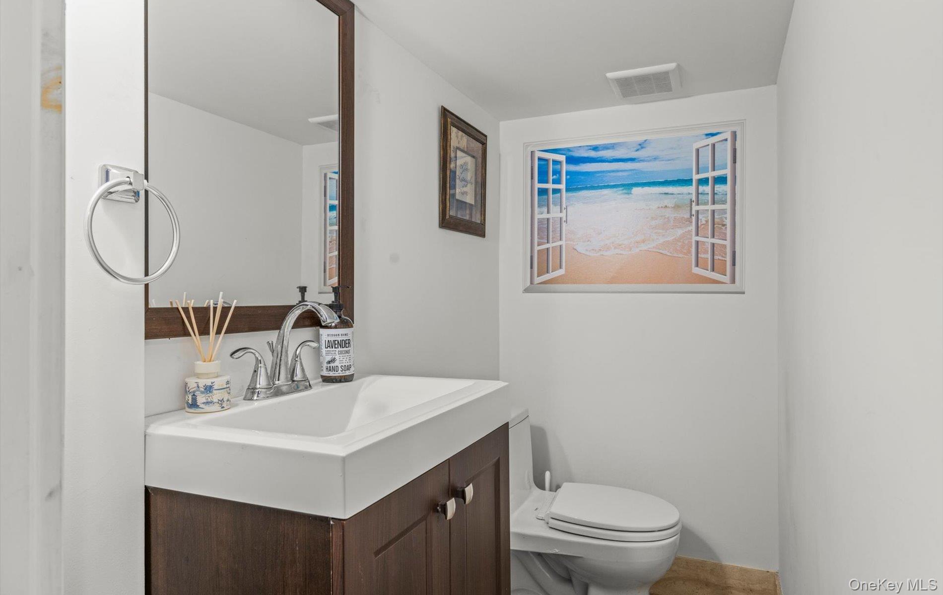 11 Dartmouth Drive, Plainview, NY 11803