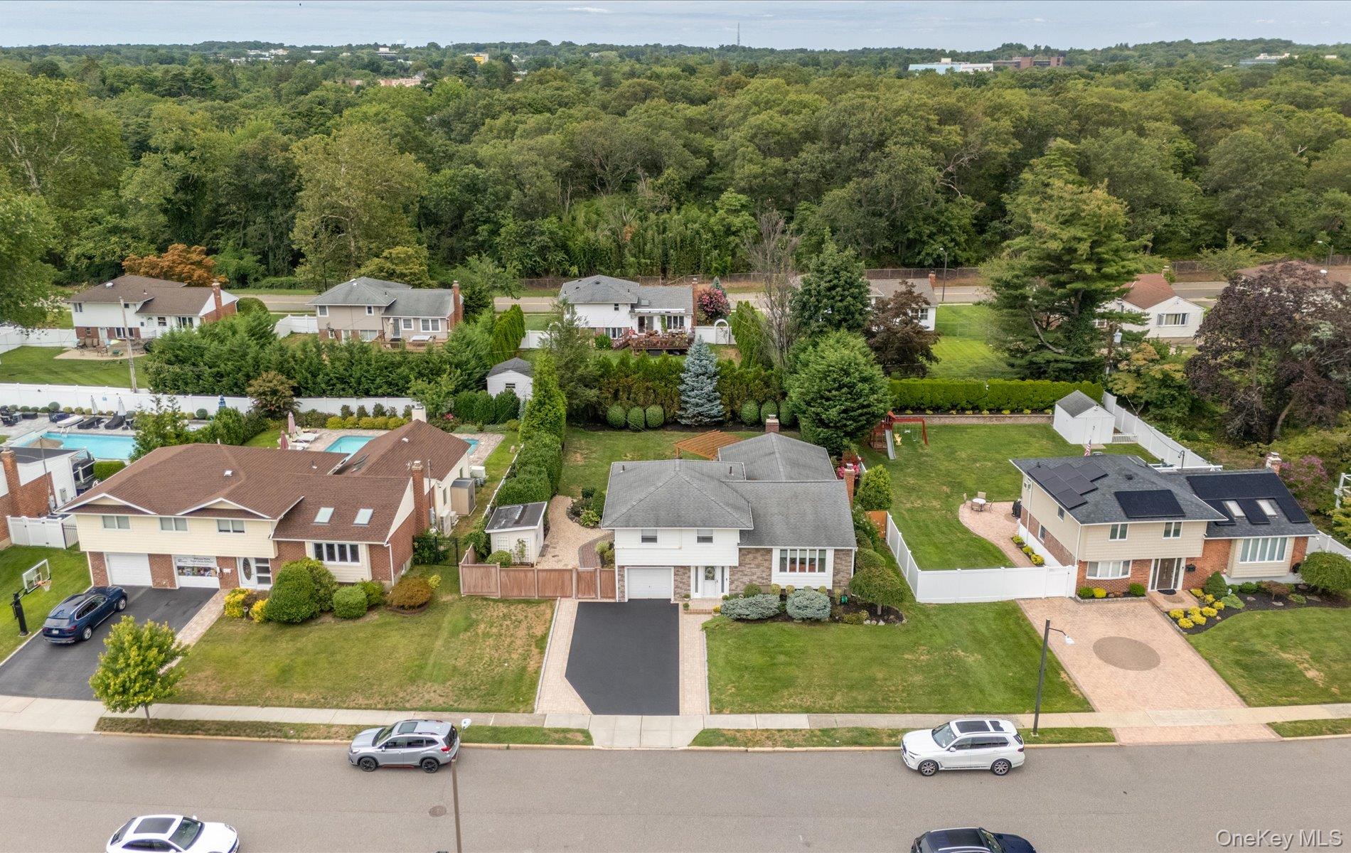 11 Dartmouth Drive, Plainview, NY 11803