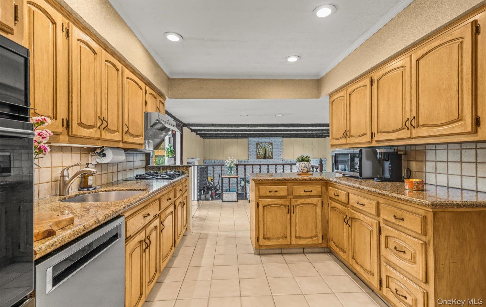 11 Dartmouth Drive, Plainview, NY 11803