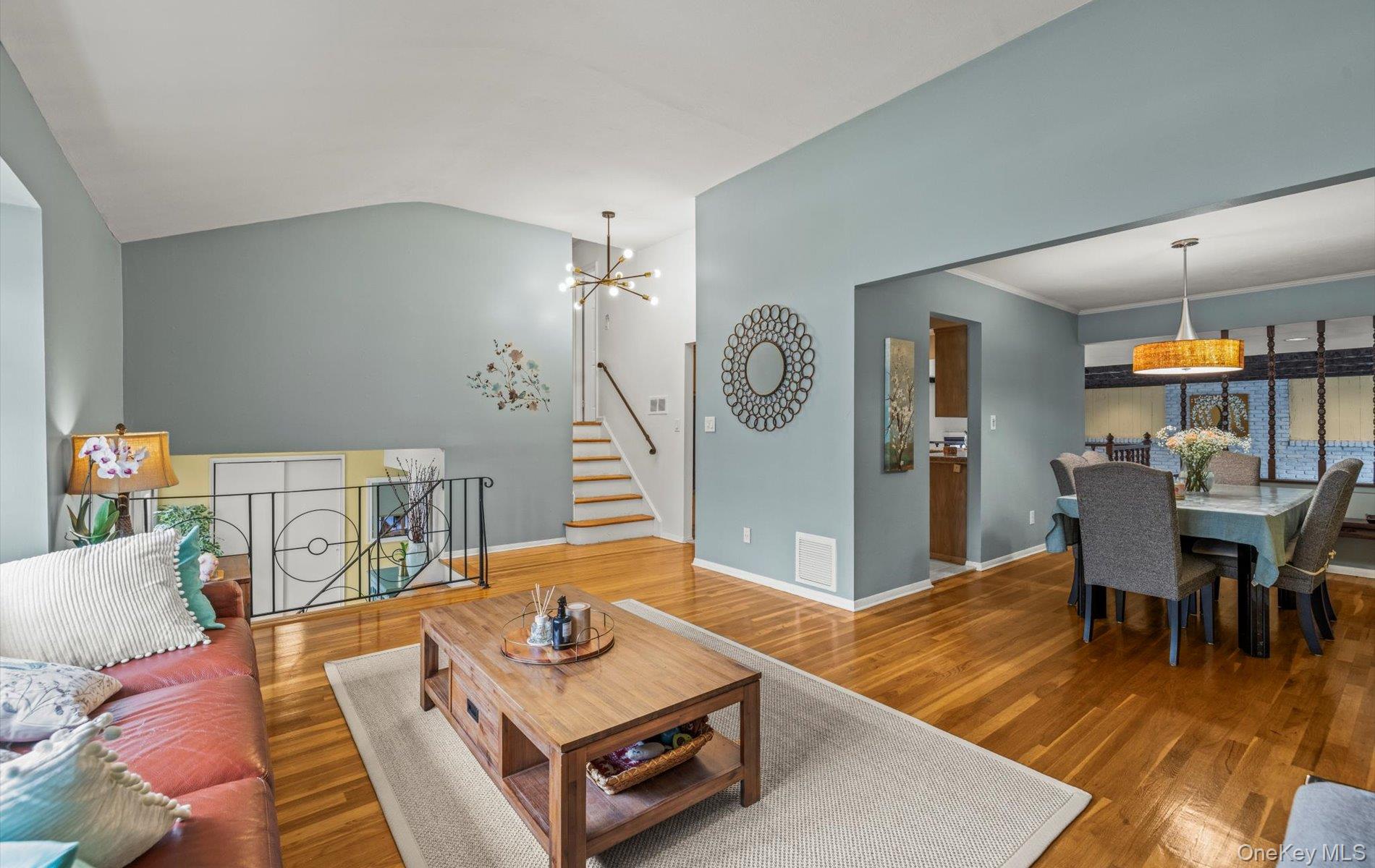 11 Dartmouth Drive, Plainview, NY 11803