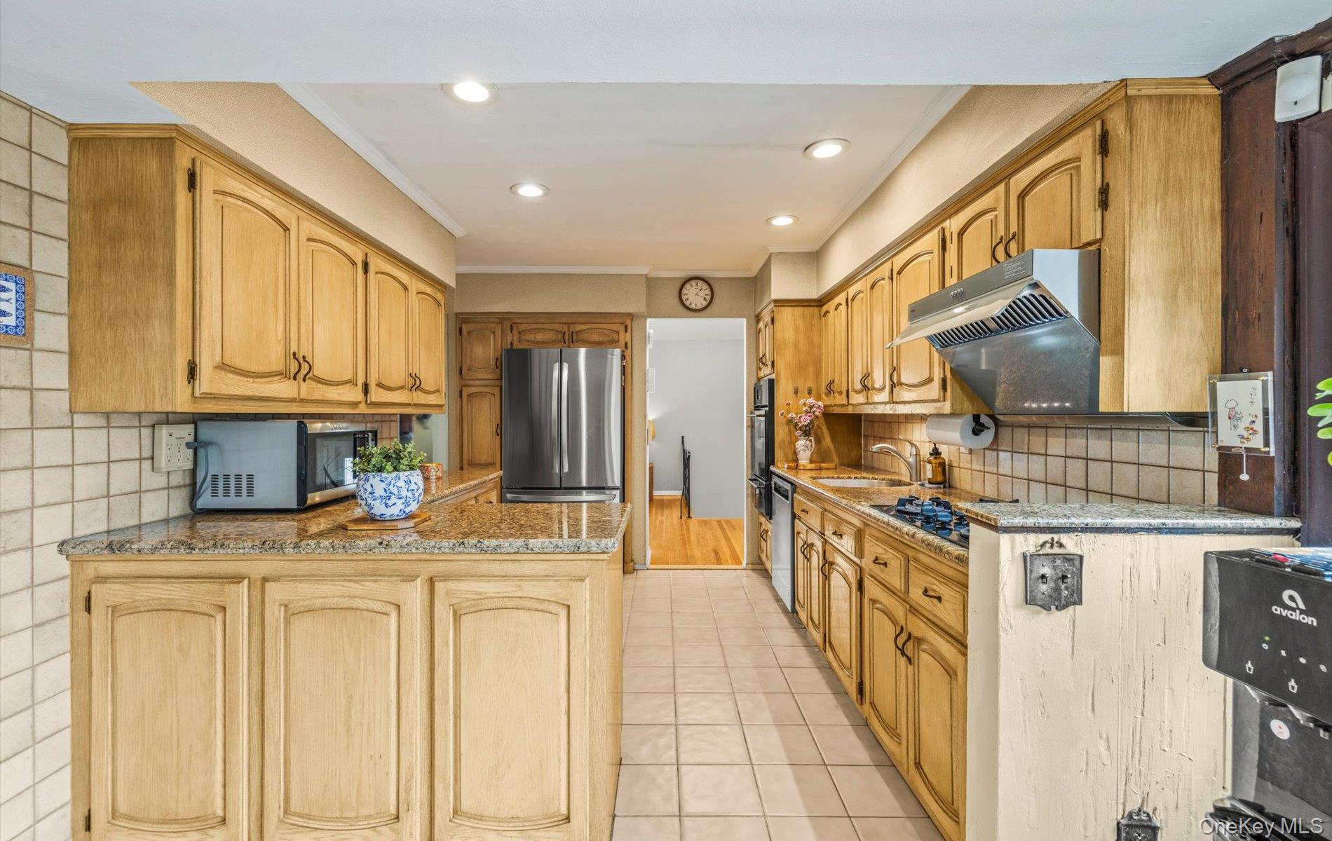 11 Dartmouth Drive, Plainview, NY 11803