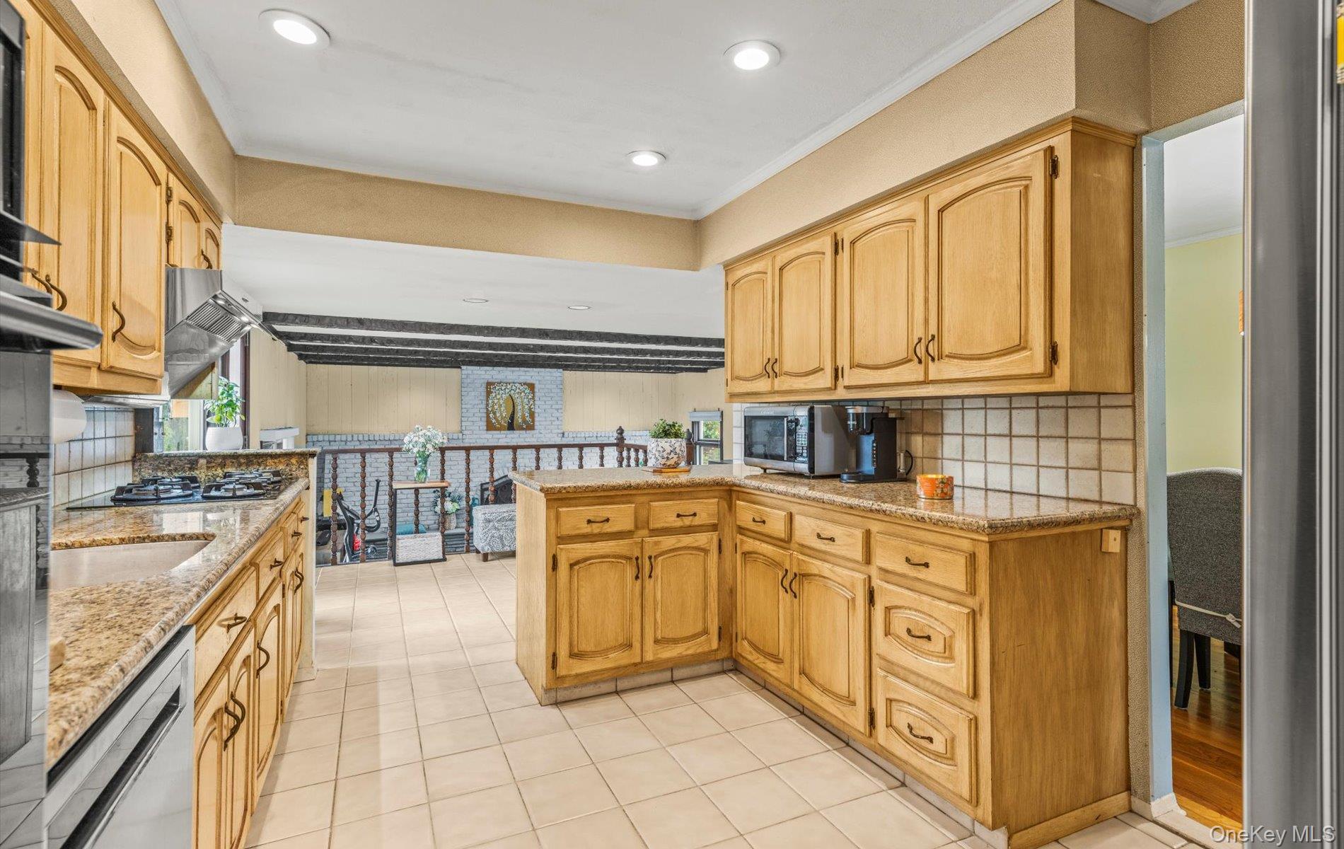 11 Dartmouth Drive, Plainview, NY 11803