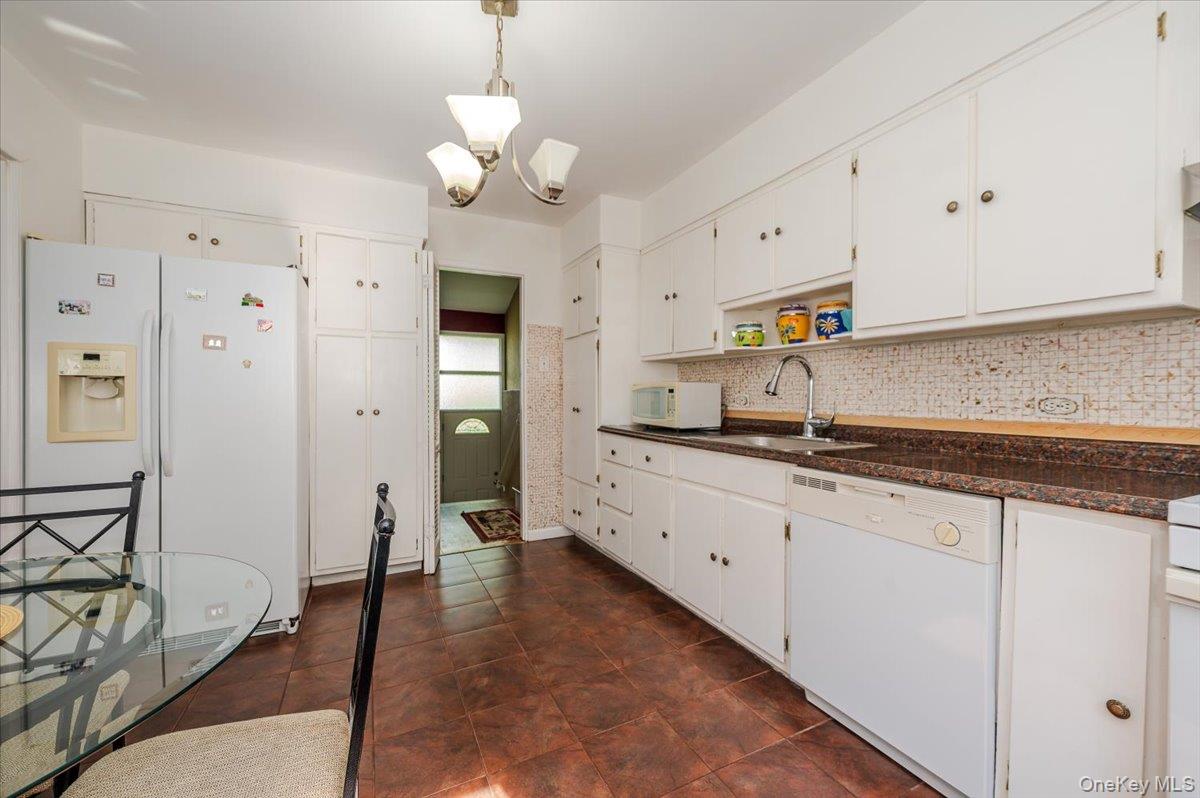 79 E Deer Park Road, Dix Hills, NY 11746