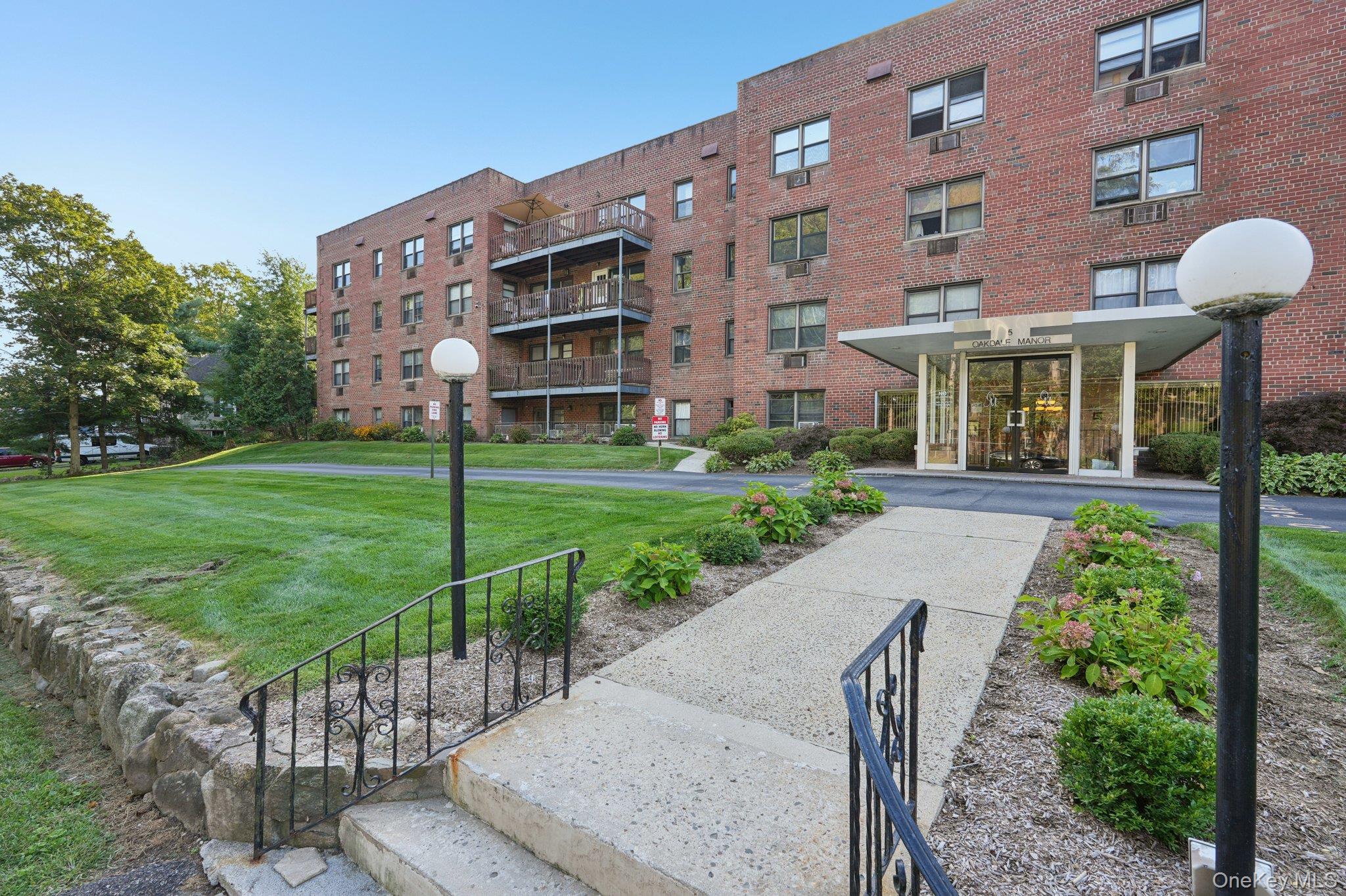 5 Oakdale Manor # L17, Suffern, NY 10901