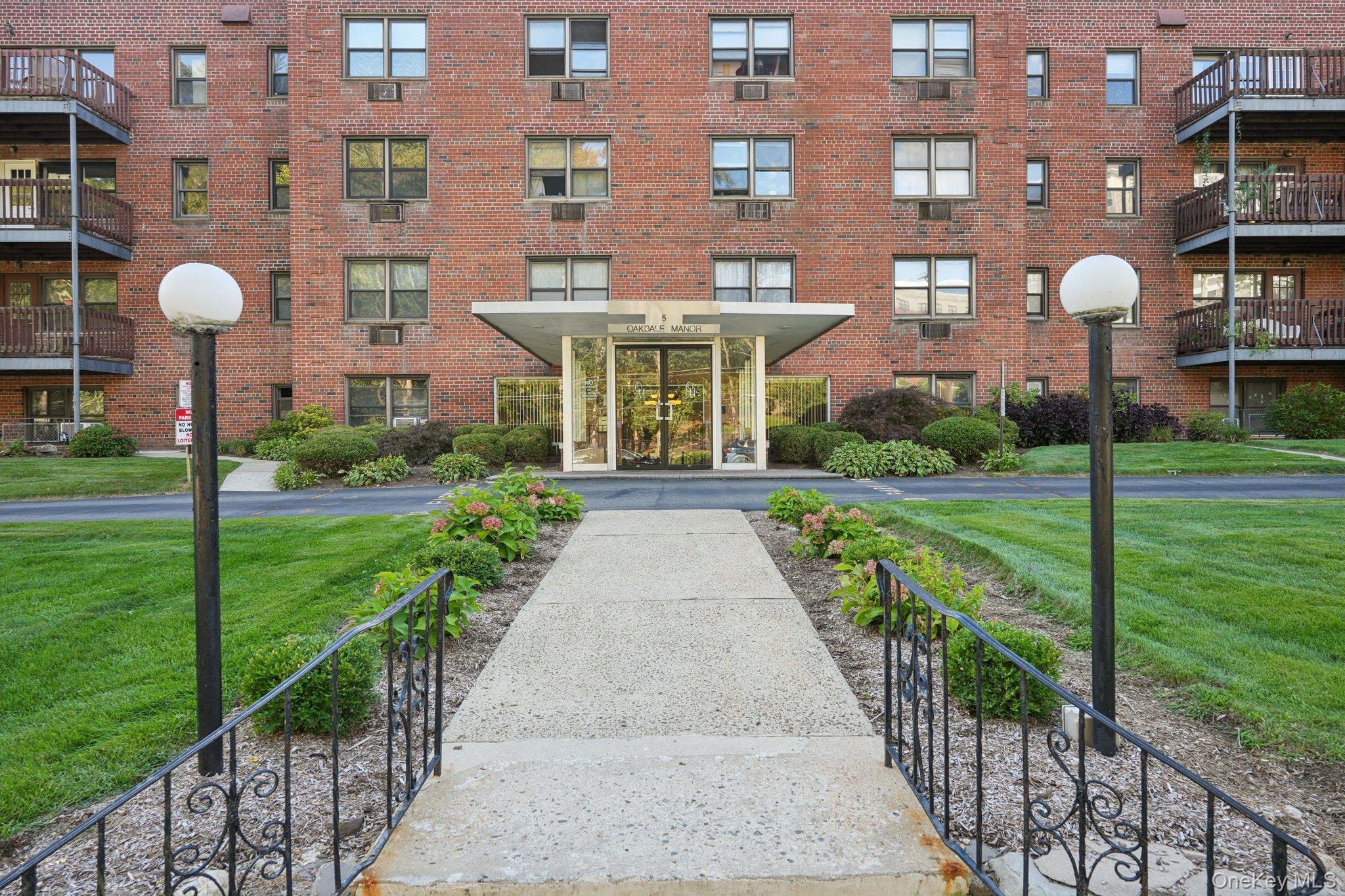 5 Oakdale Manor # L17, Suffern, NY 10901