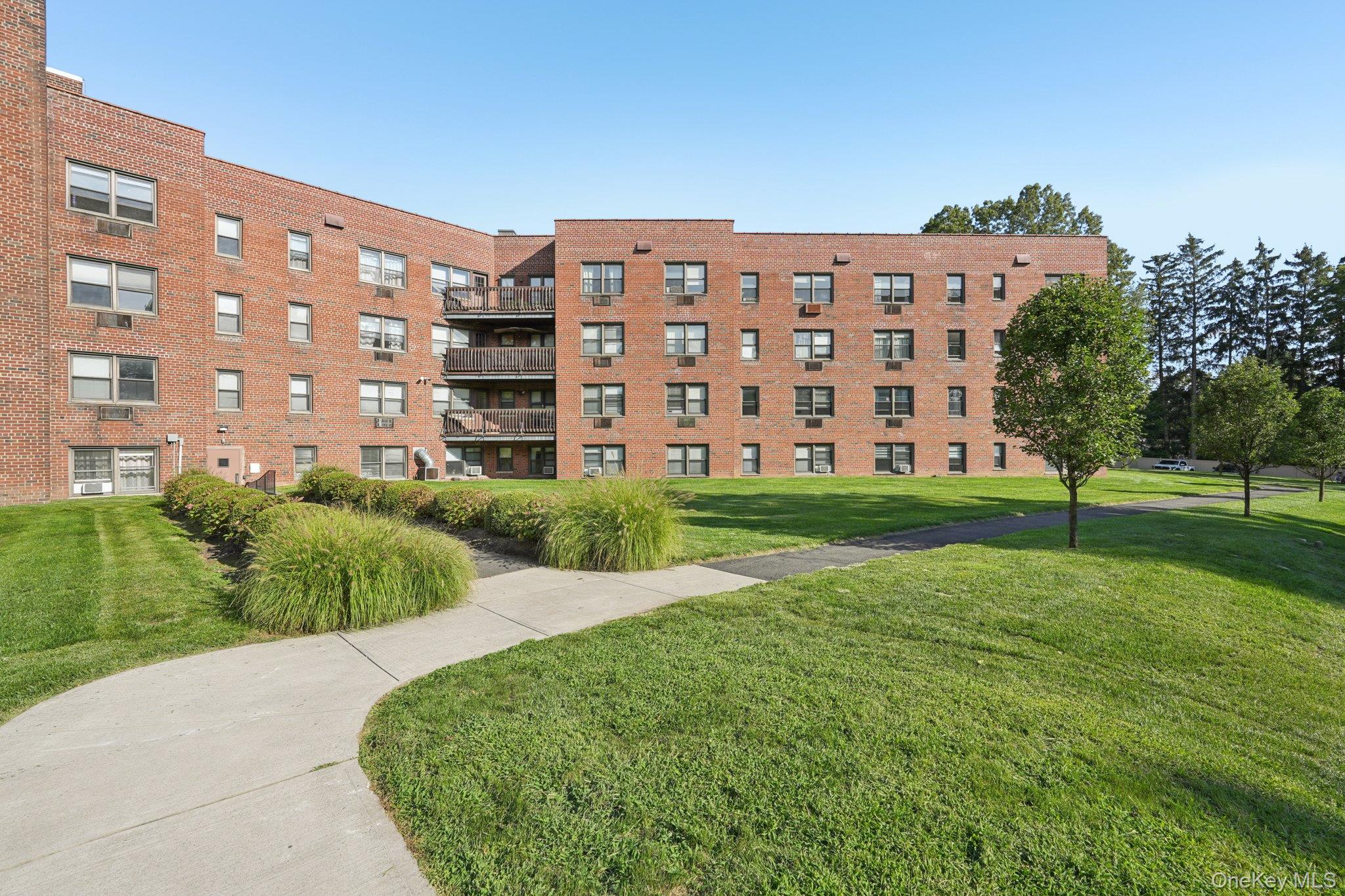 5 Oakdale Manor # L17, Suffern, NY 10901