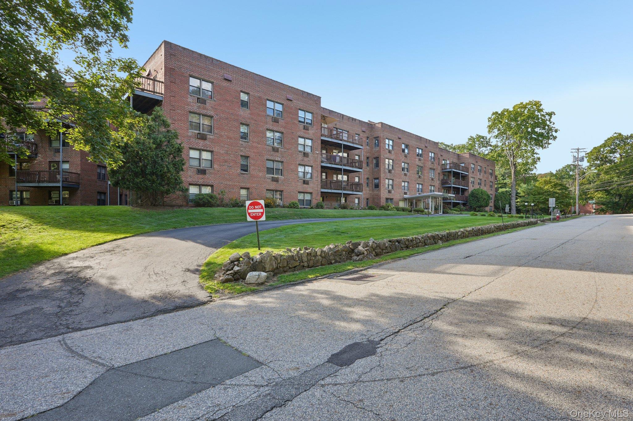 5 Oakdale Manor # L17, Suffern, NY 10901