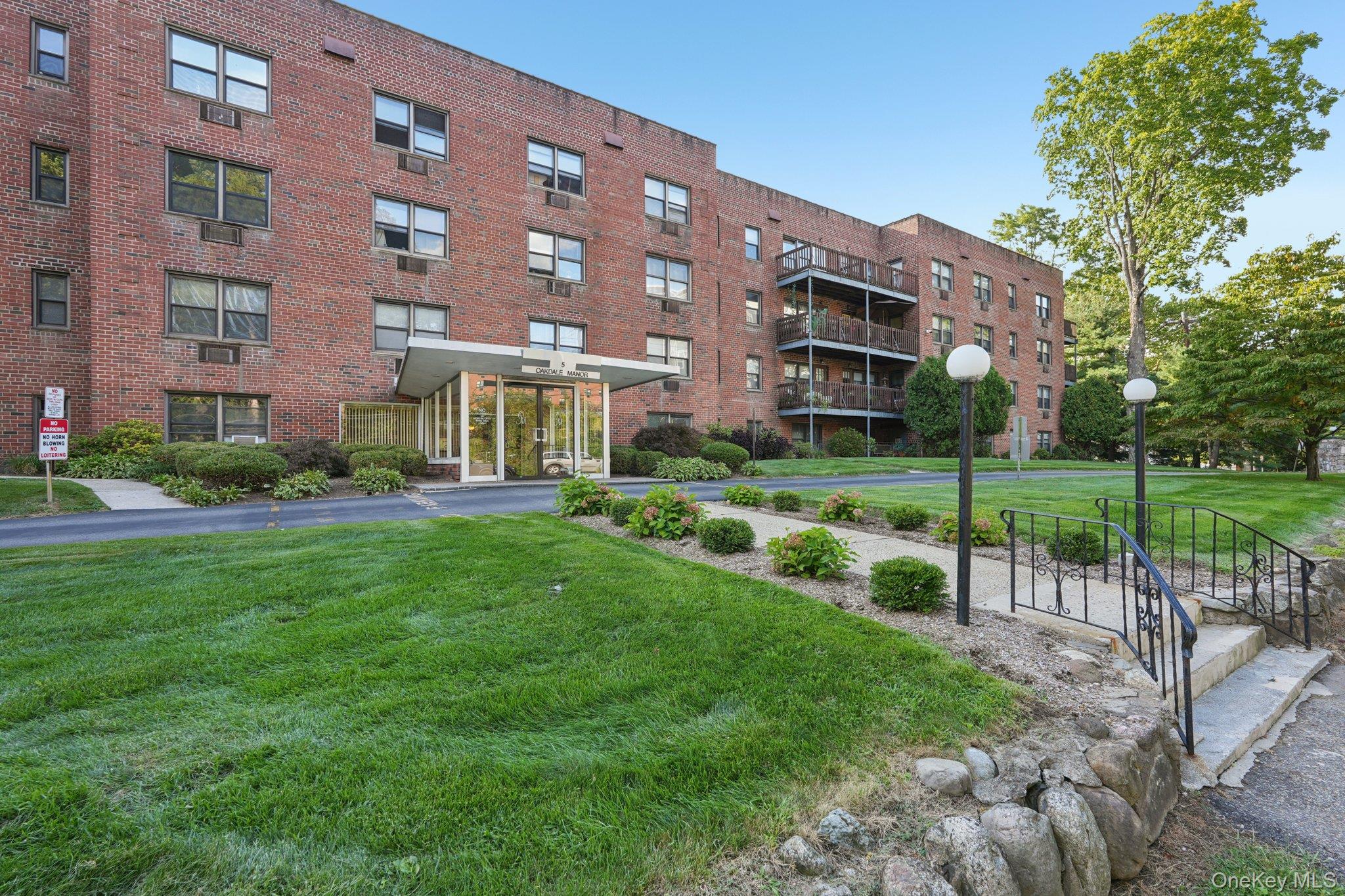 5 Oakdale Manor # L17, Suffern, NY 10901