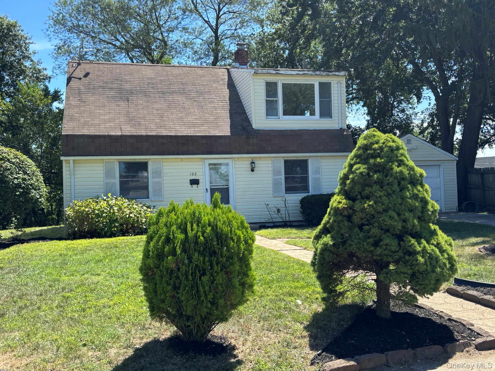 122 Old Oak Lane, Levittown, NY 11756