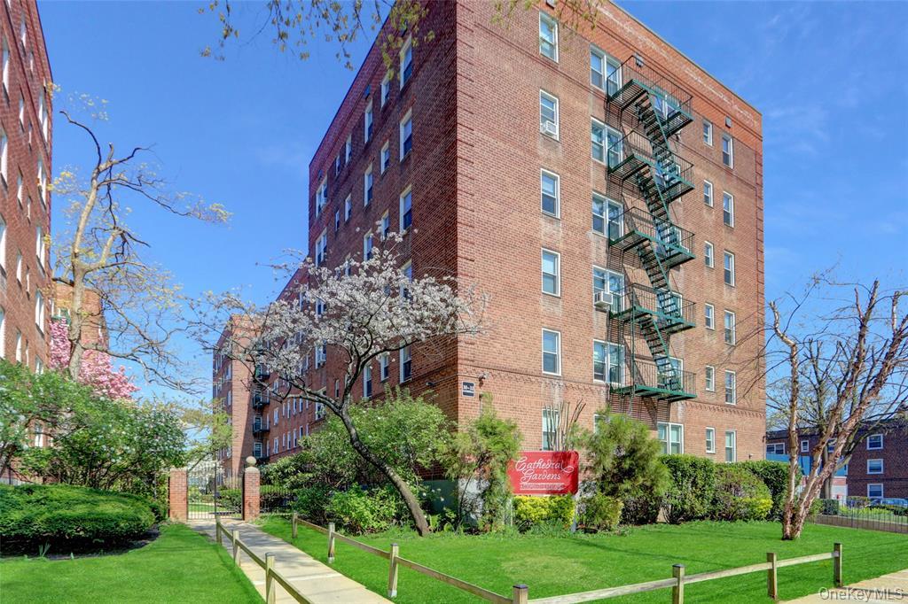 30 Cathedral Avenue # 4A, Hempstead, NY 11550