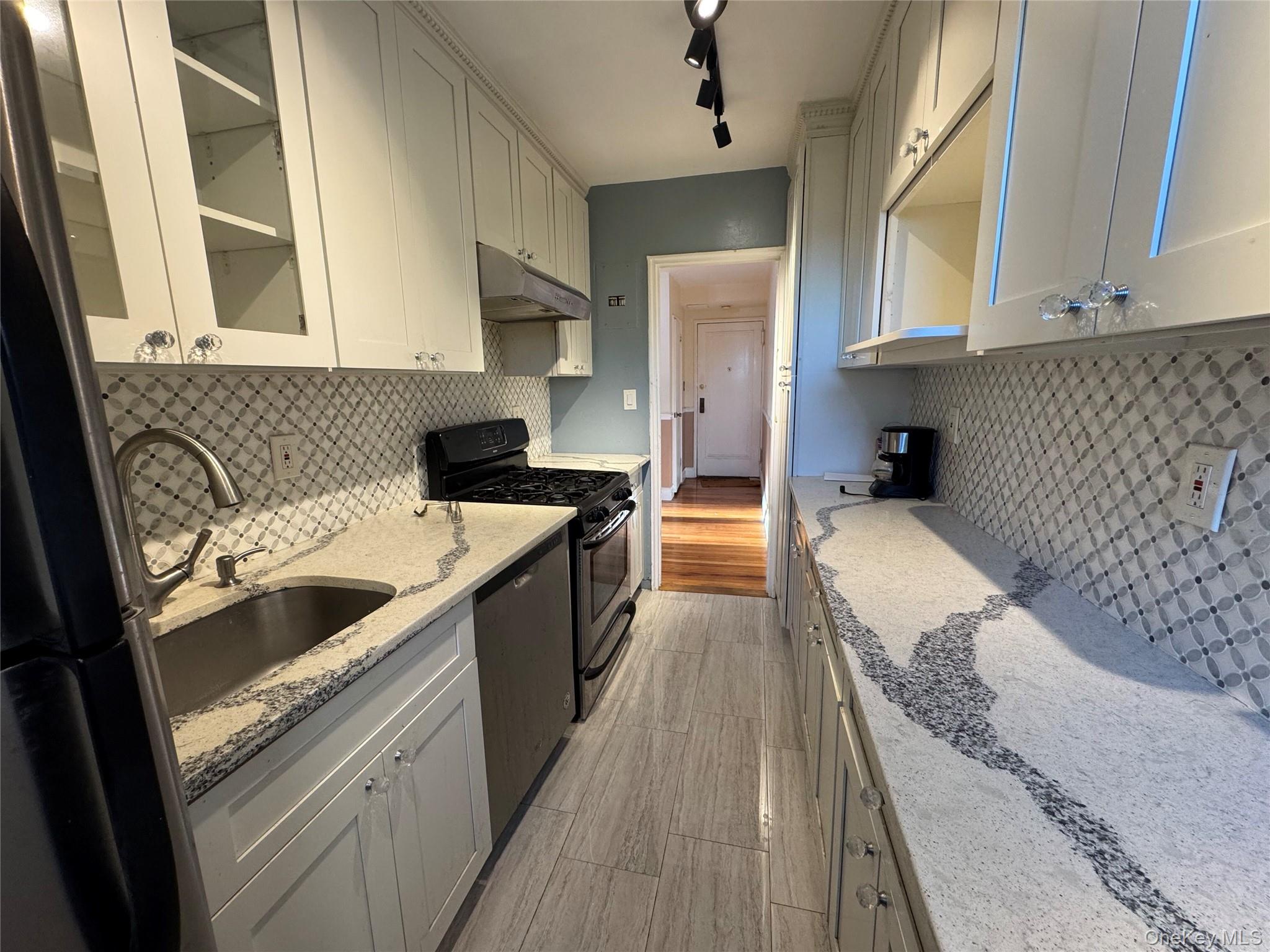 30 Cathedral Avenue # 4A, Hempstead, NY 11550