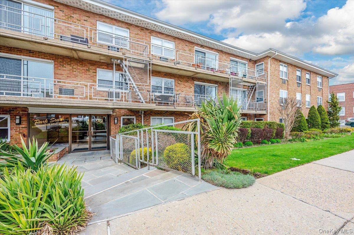 90 S Park Avenue # C4, Rockville Centre, NY 11570