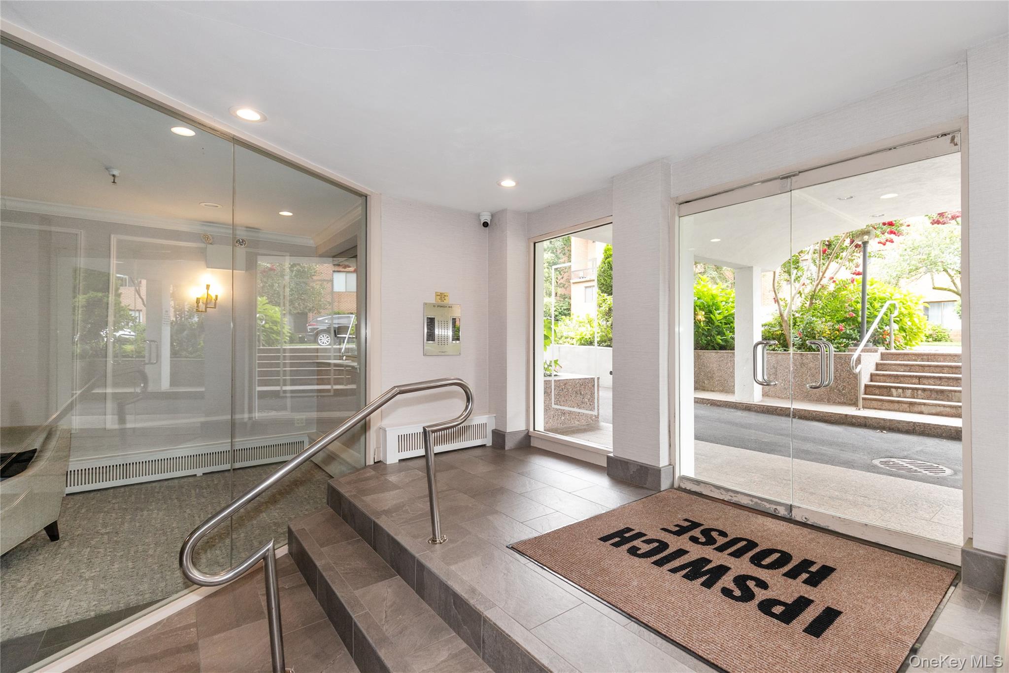 10 Ipswich Avenue # Apt. 3I, Great Neck, NY 11021