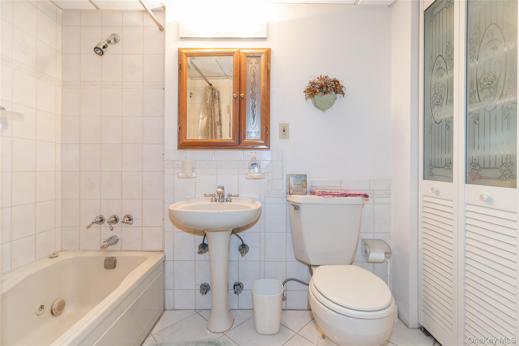 10 Ipswich Avenue # Apt. 3I, Great Neck, NY 11021