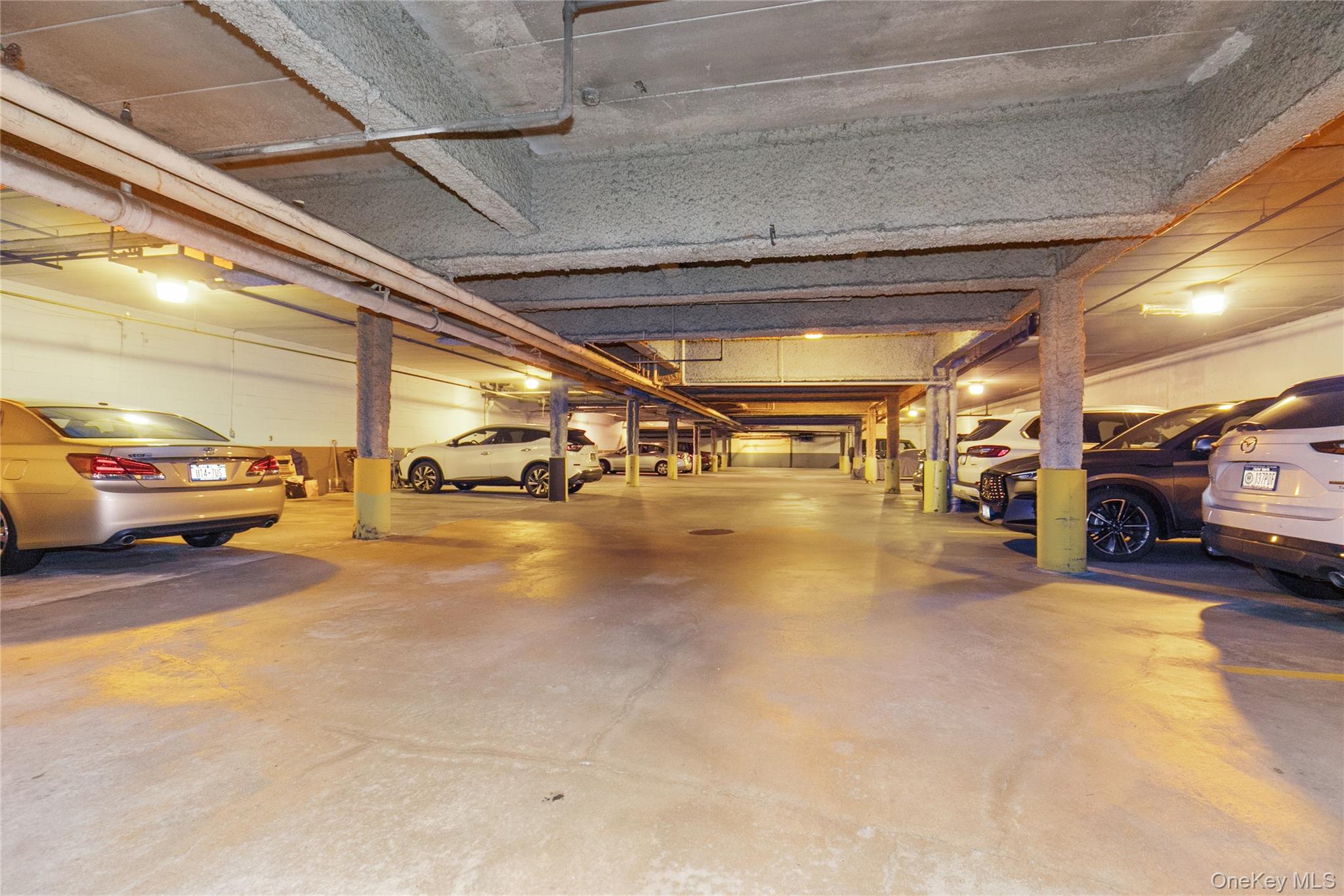 10 Ipswich Avenue # Apt. 3I, Great Neck, NY 11021