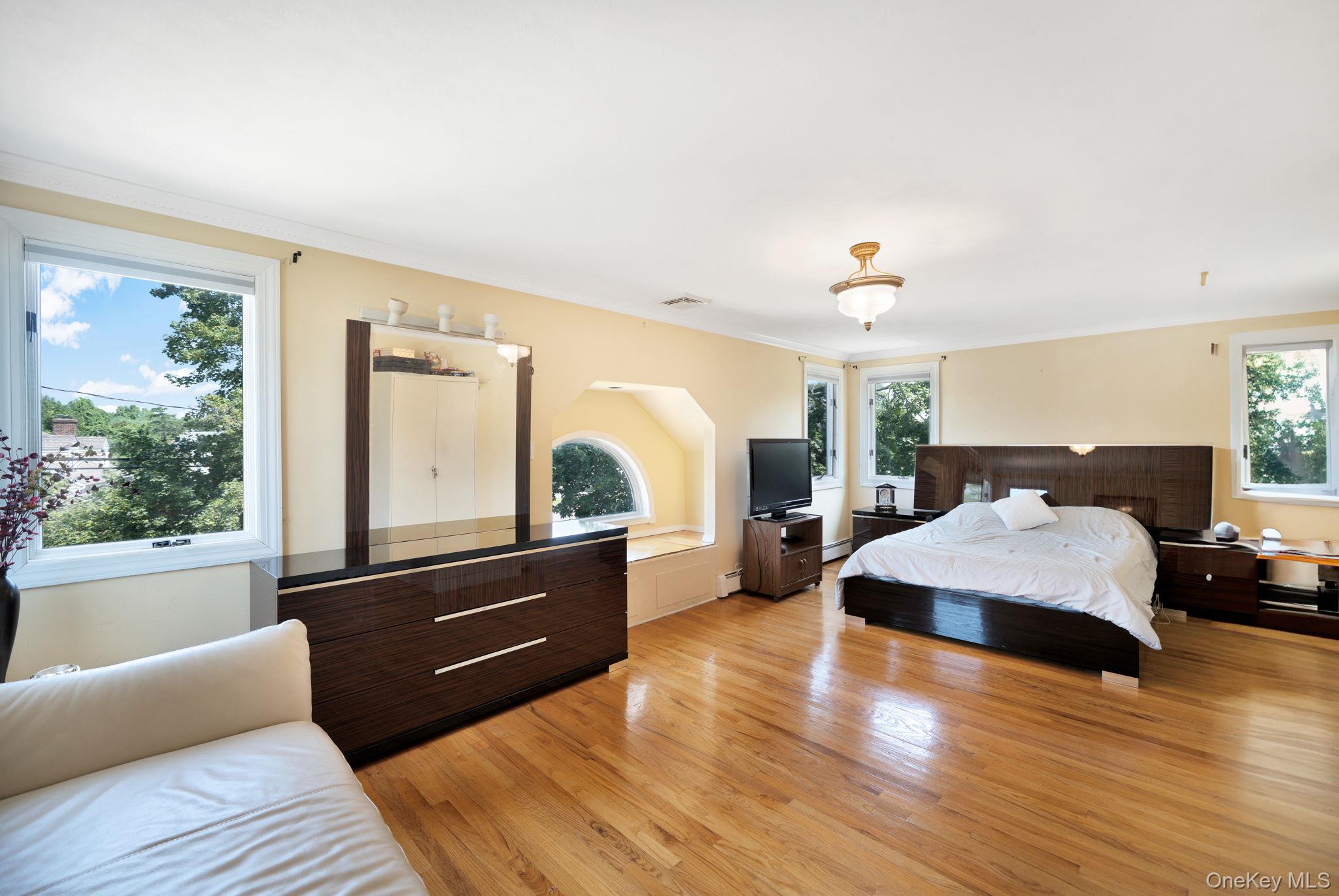 76 Balcom Road, Farmingdale, NY 11735