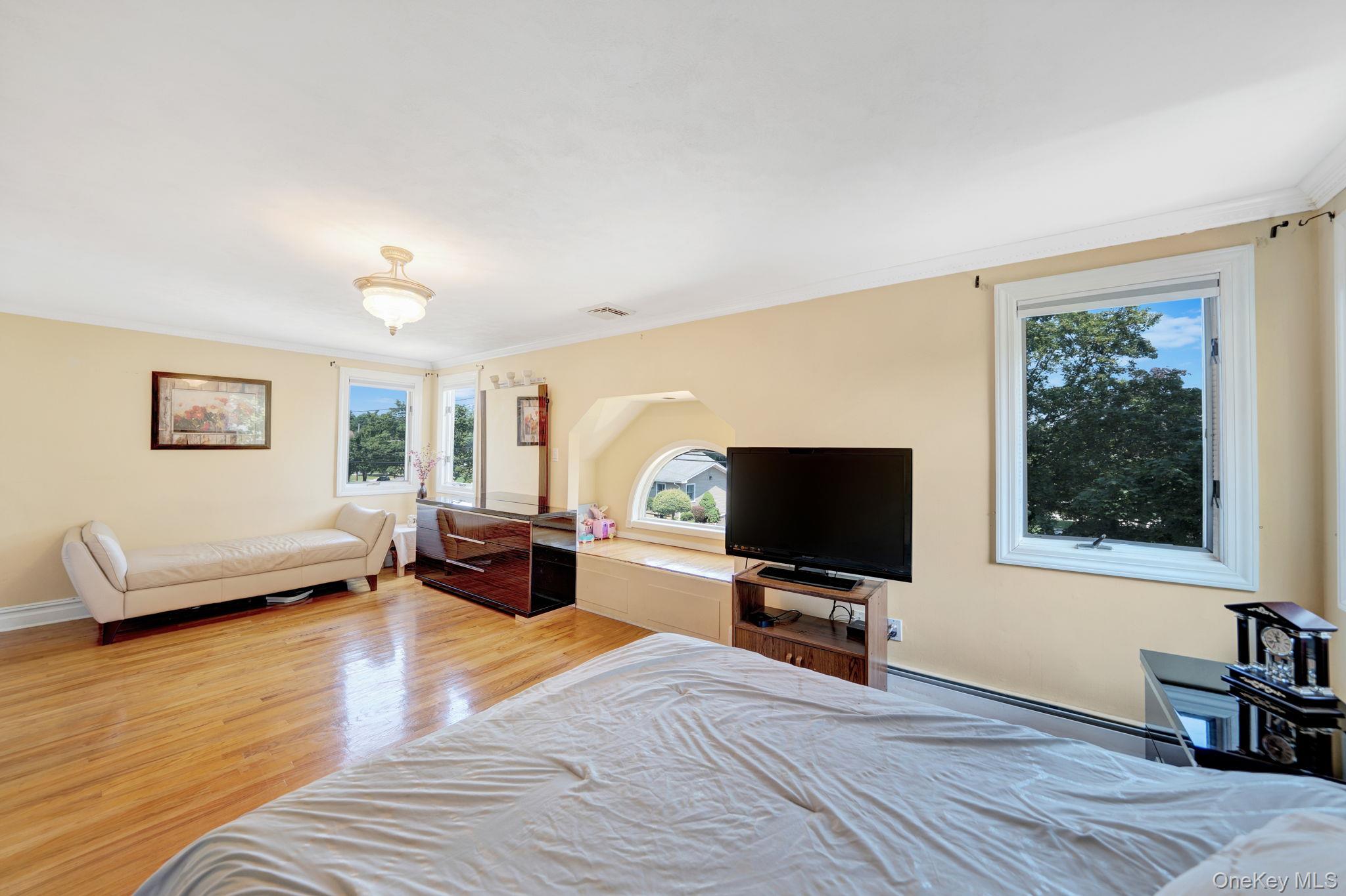 76 Balcom Road, Farmingdale, NY 11735