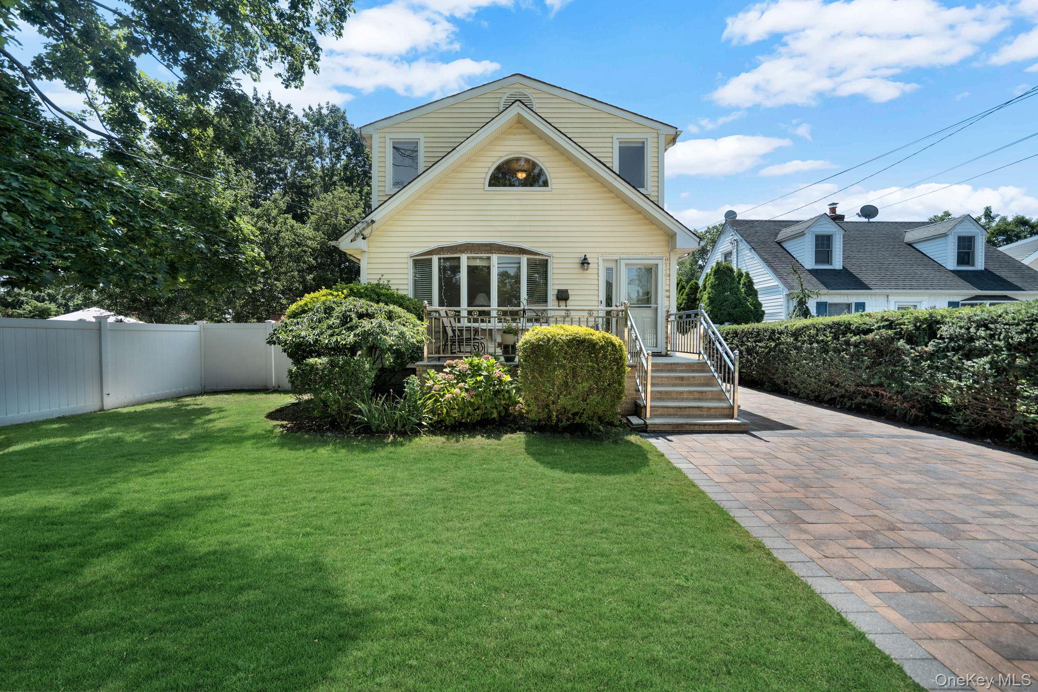 76 Balcom Road, Farmingdale, NY 11735