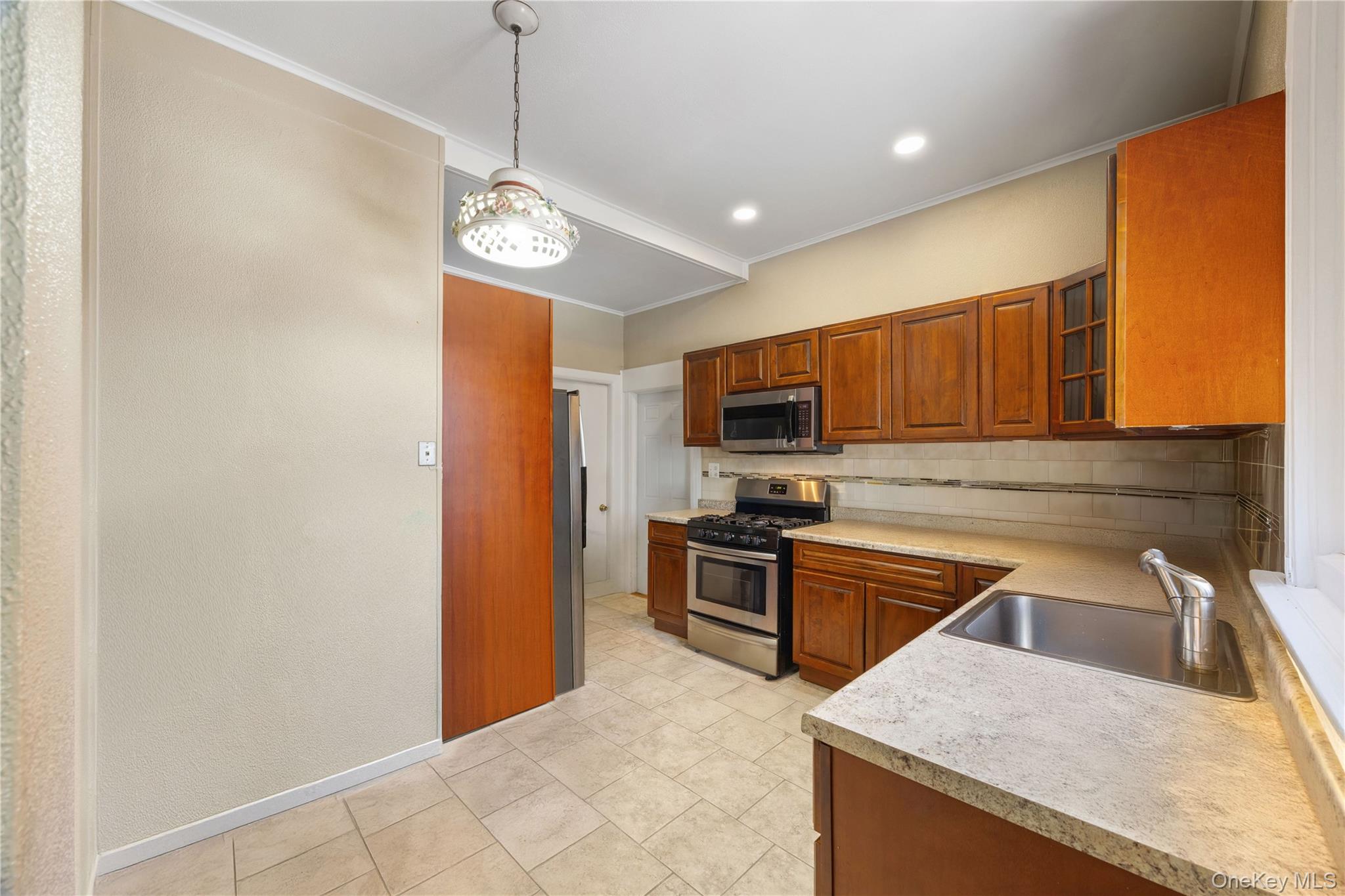 407 N Macquesten Parkway, Mount Vernon, NY 10552