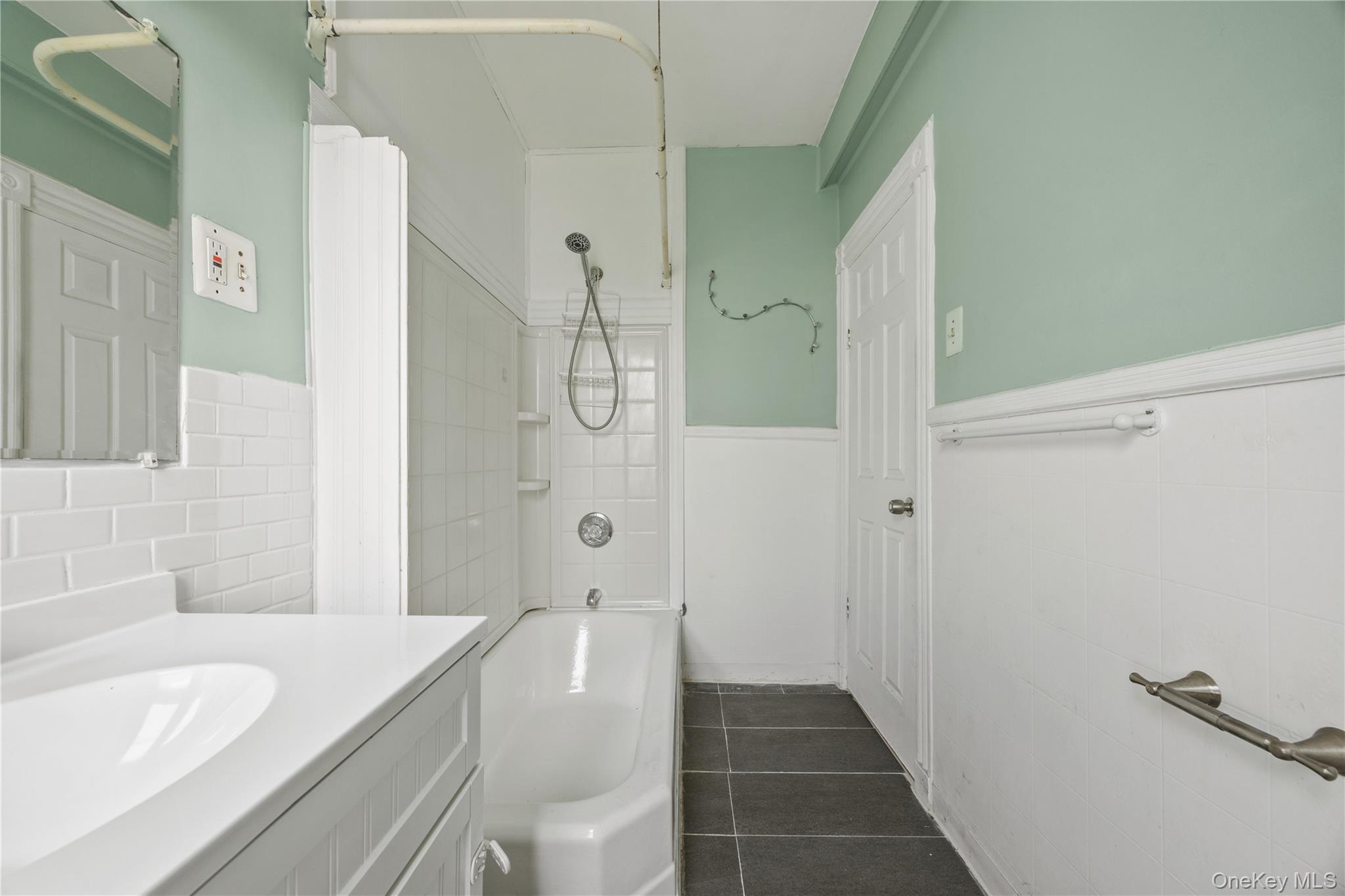 407 N Macquesten Parkway, Mount Vernon, NY 10552