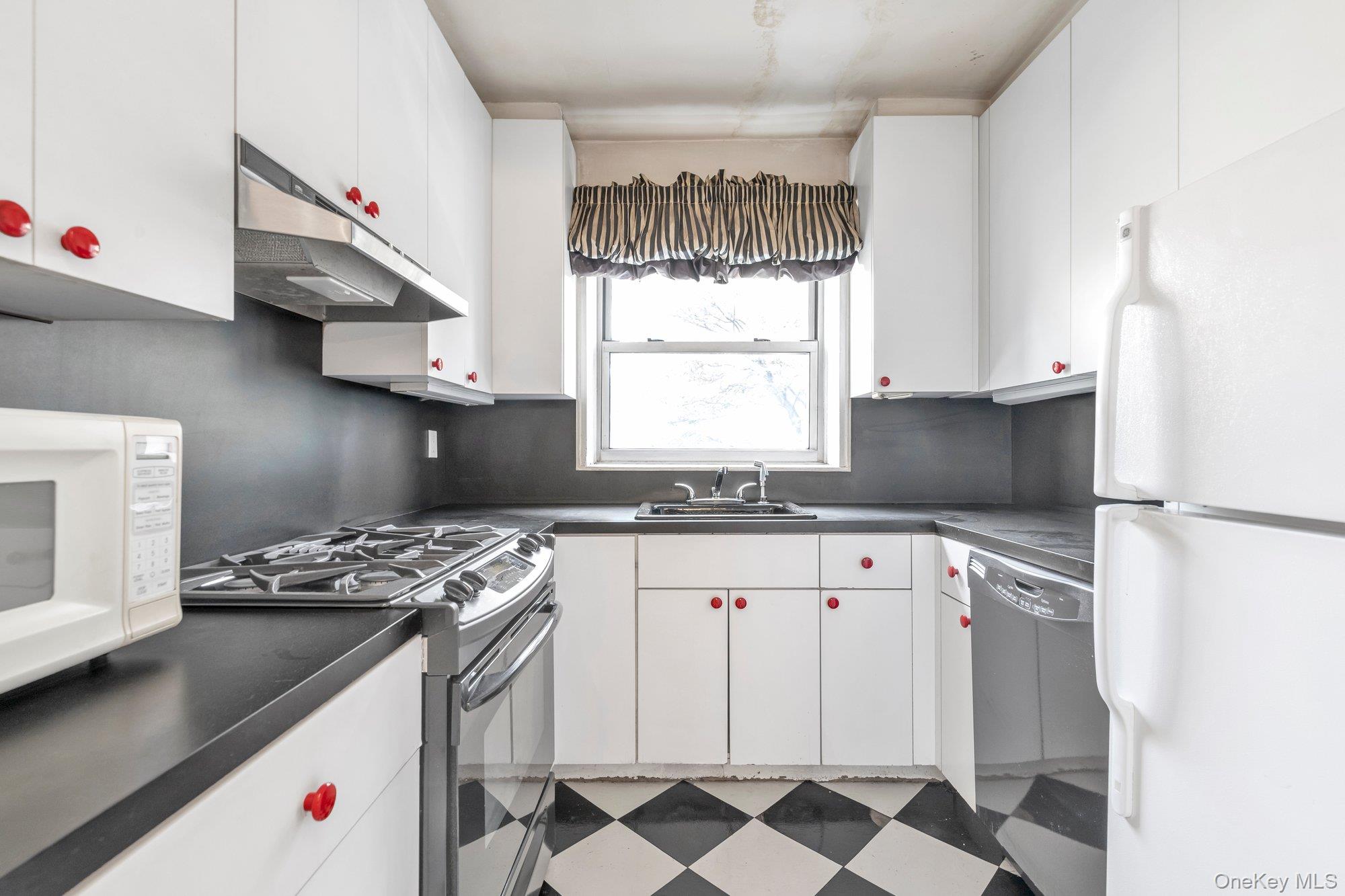 68-61 Yellowstone Boulevard # 519, Forest Hills, NY 11375