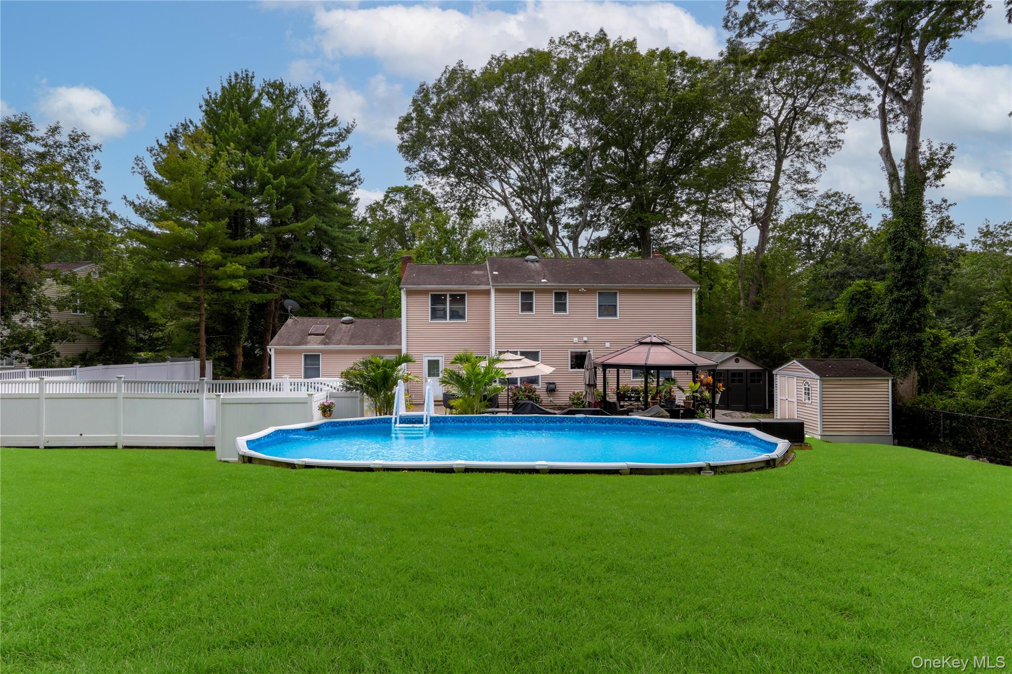 22 Whitney Gate, Smithtown, NY 11787