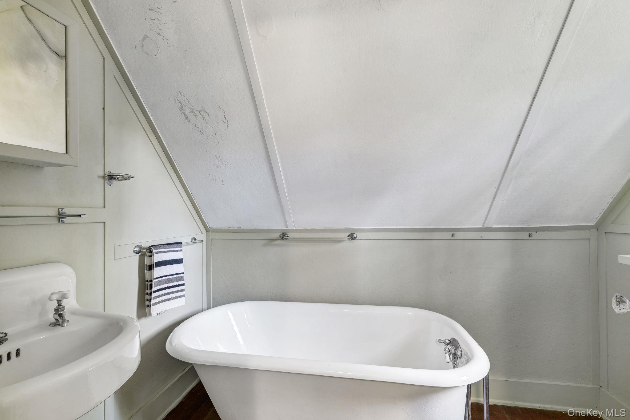 11 Seaman Road, Poughkeepsie, NY 12601