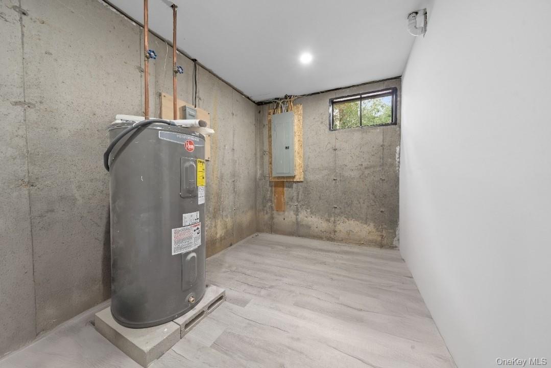 72 Oak Avenue, Riverhead, NY 11901