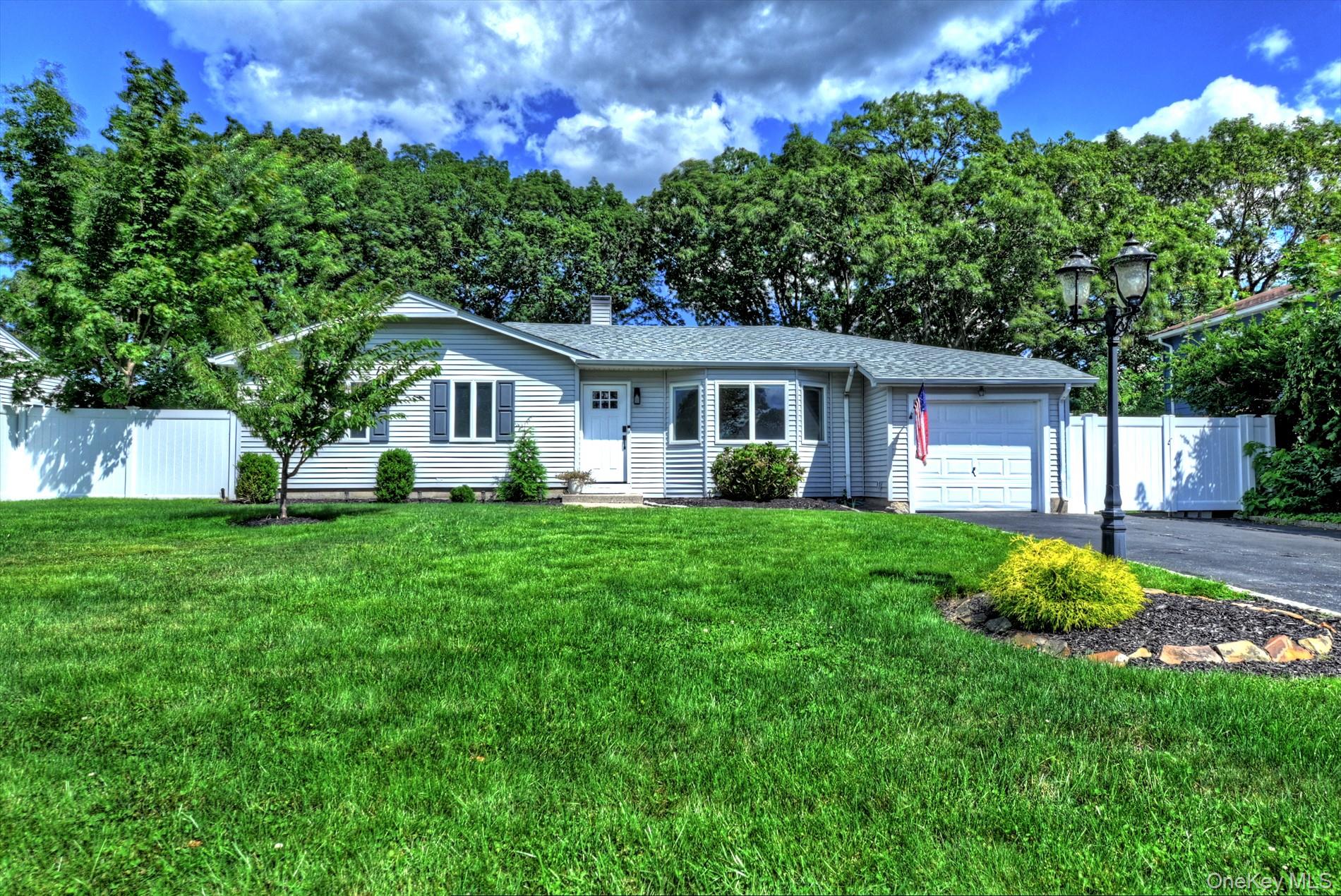 135 Cirrus Road, Holbrook, NY 11741
