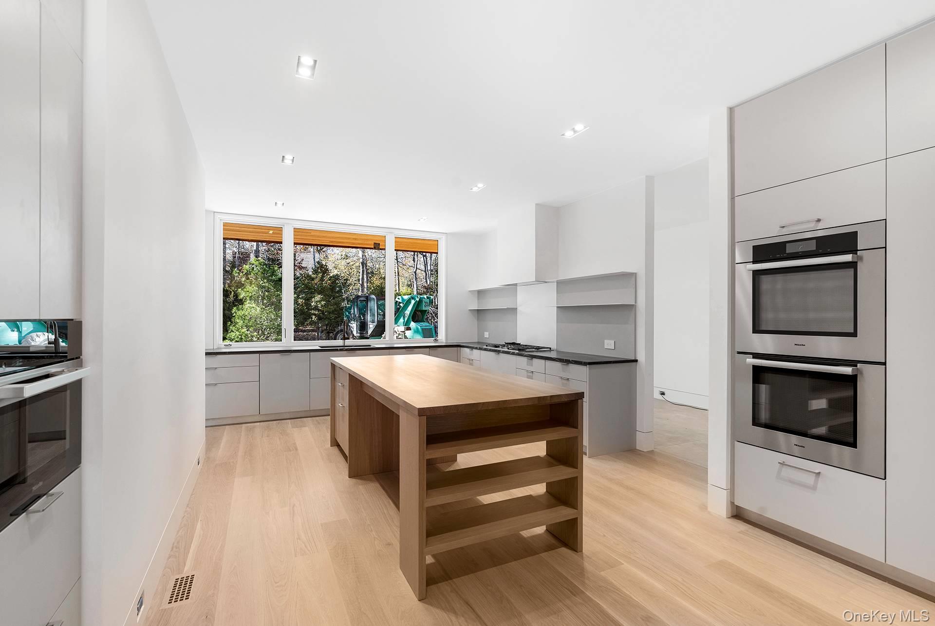 16 Arbor Path, Amagansett, NY 11930