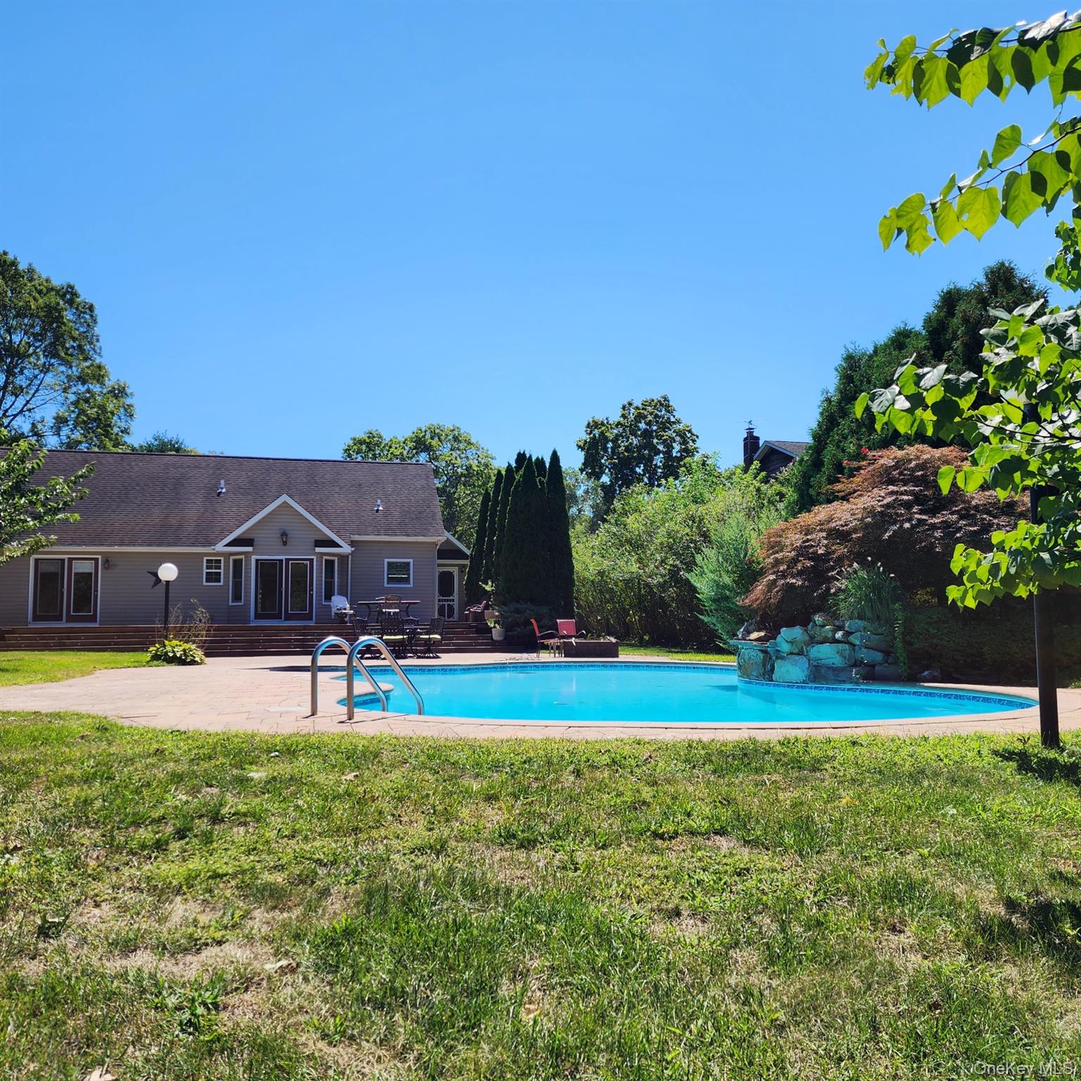 289 Carleton Drive E, Shirley, NY 11967