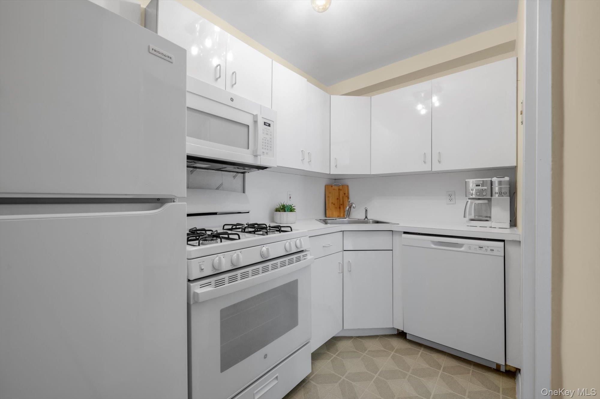 5 Schenck Avenue # 3K, Great Neck, NY 11021