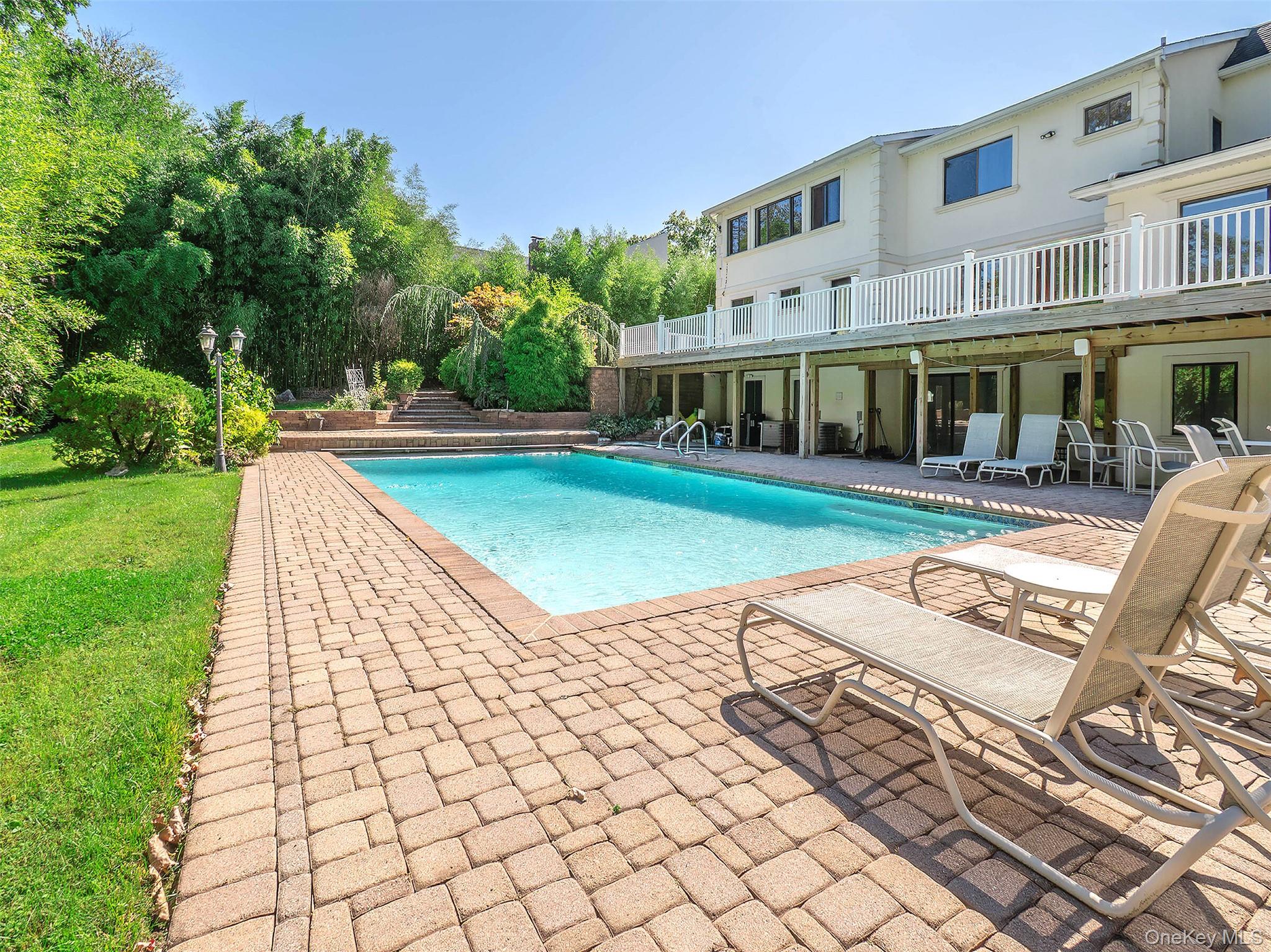 32 Carriage Road, Great Neck, NY 11024